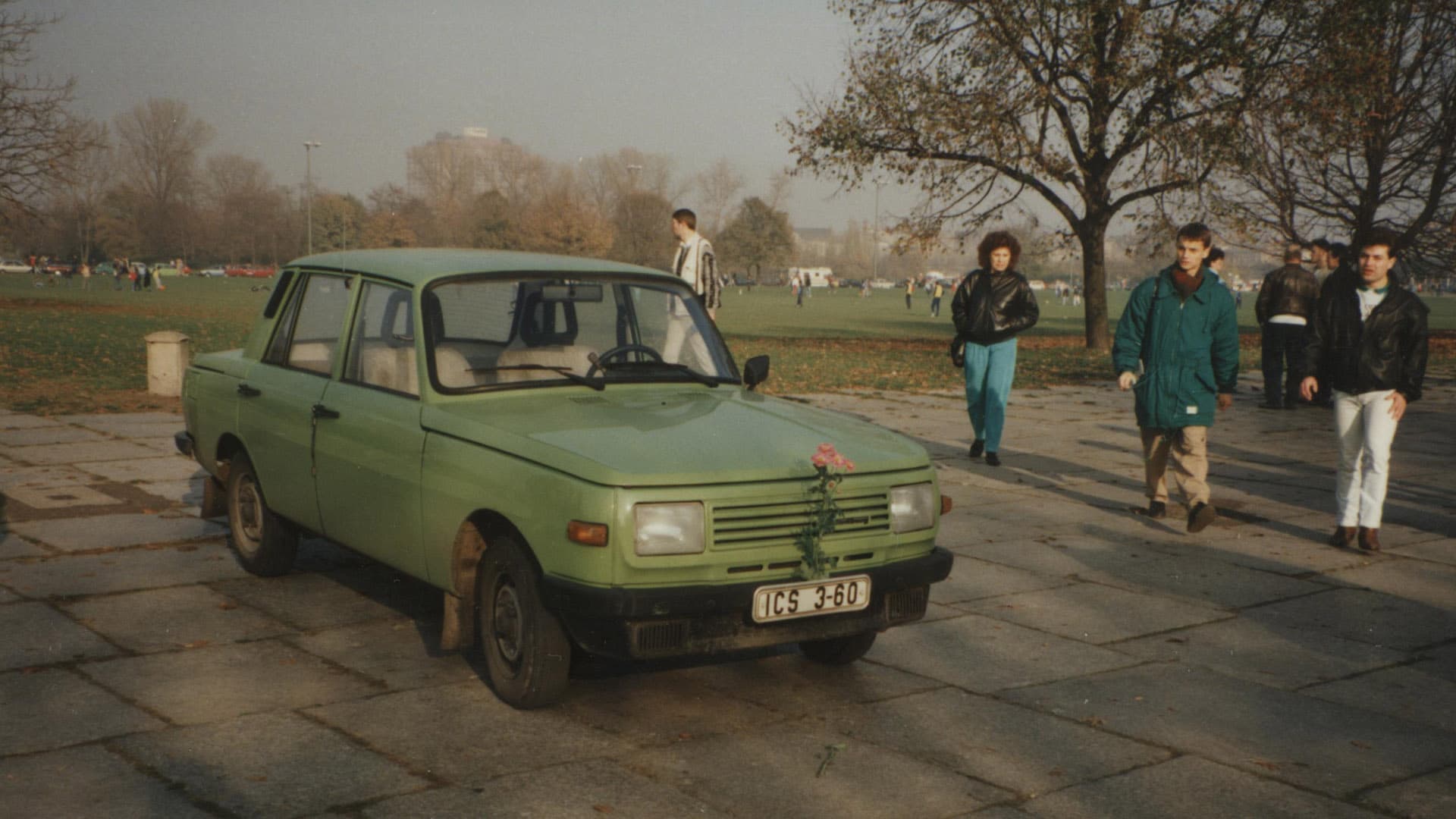 Ein Wartburg parkt am 11. November 1989 mitten im Tiergarten: Statt Knöllchen gibt es Blümchen.