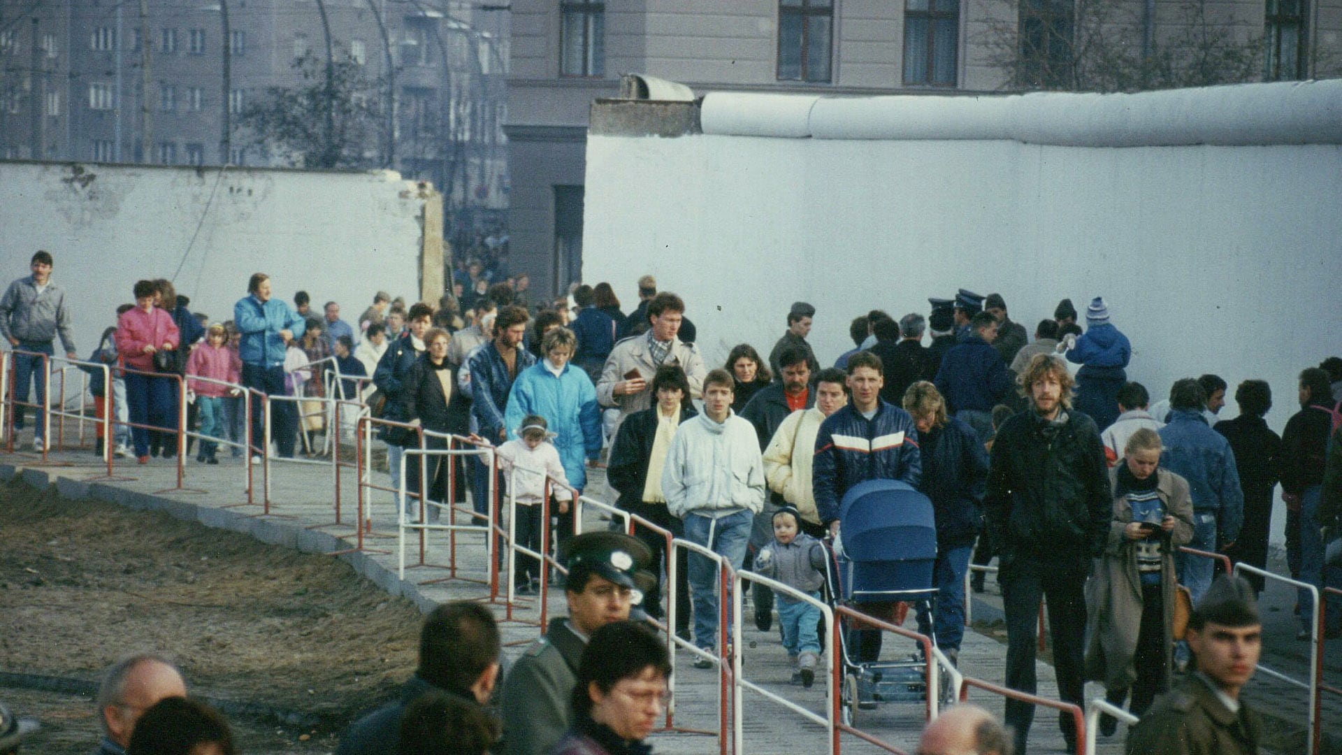 Tausende Ost-Berliner besuchen erstmals den Westteil der Stadt. Hier, an der Bernauer Straße, gab es einst dramatische Fluchtszenen