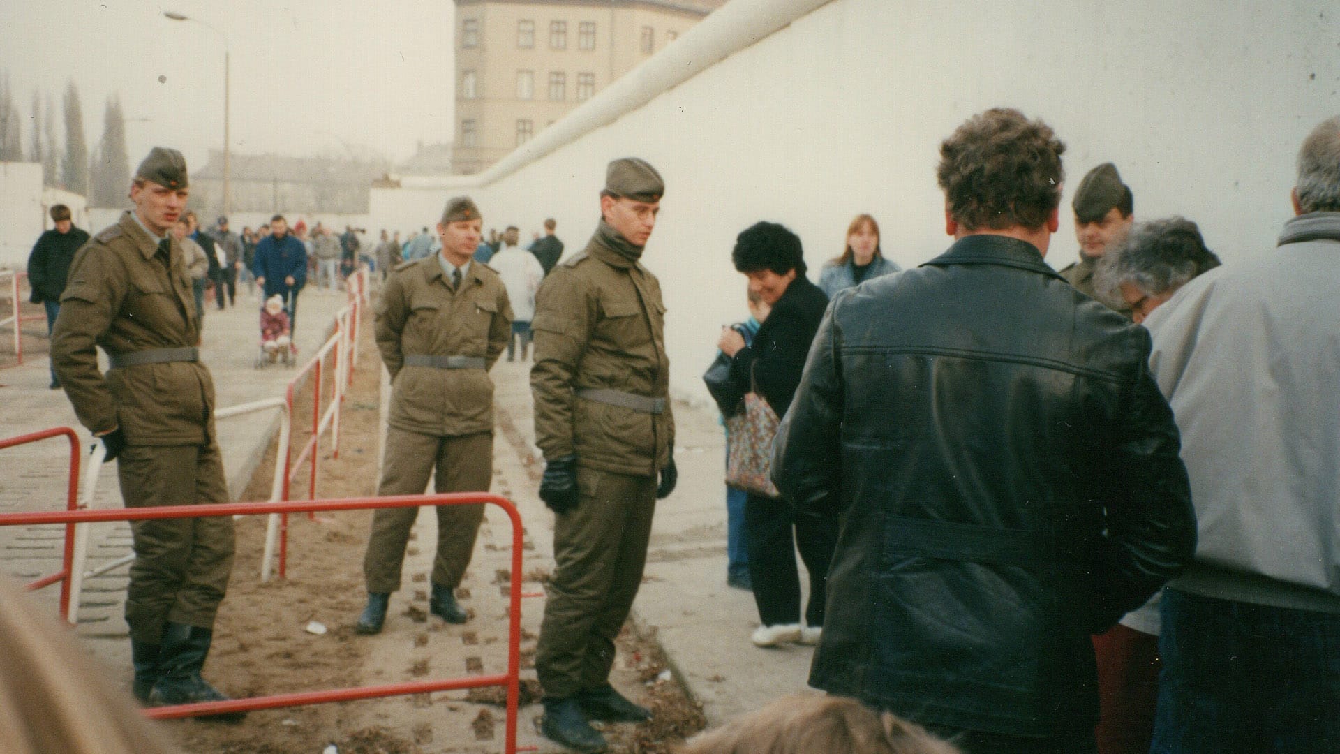 Die geöffnete Mauer an der Bernauer Straße, Nähe Brunnenstraße, Wedding, am 11. November 1989
