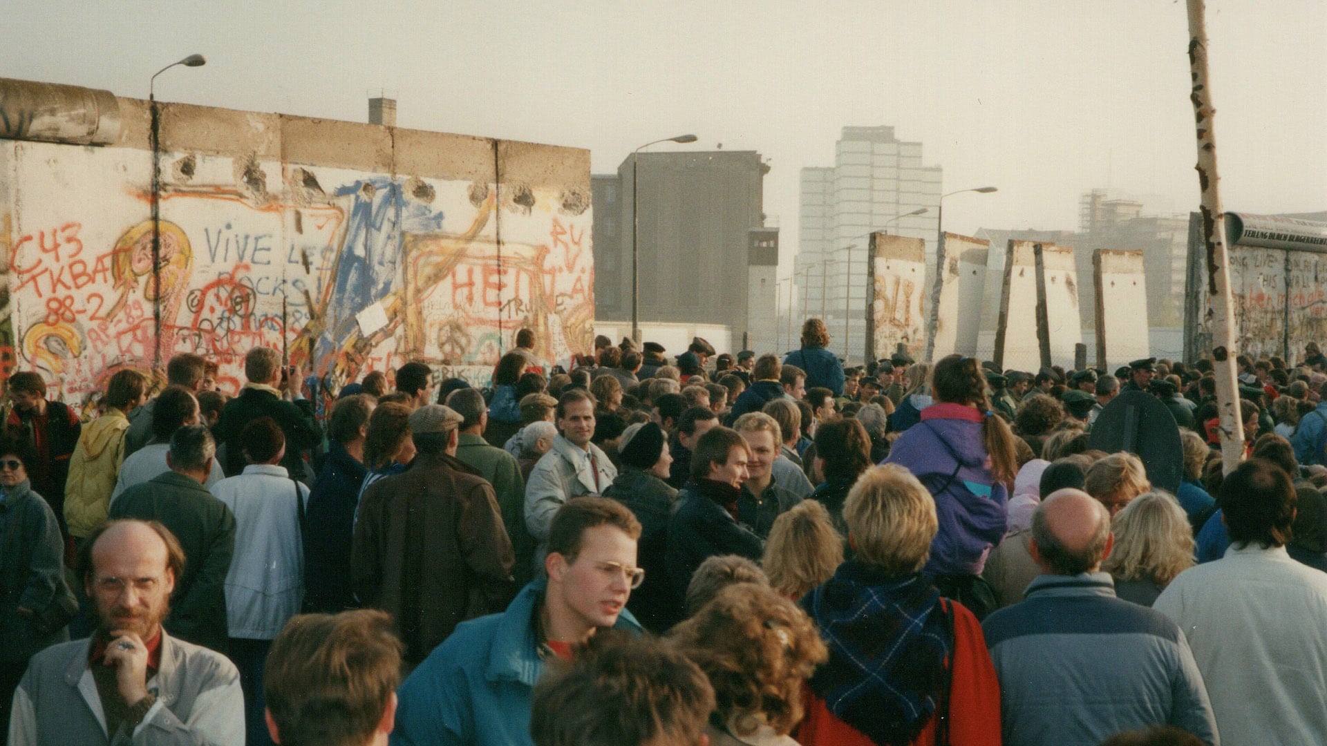 Tausende Menschen warten am 12. November 1989 am Potsdamer Platz auf Bundespräsident Richard von Weizsäcker
