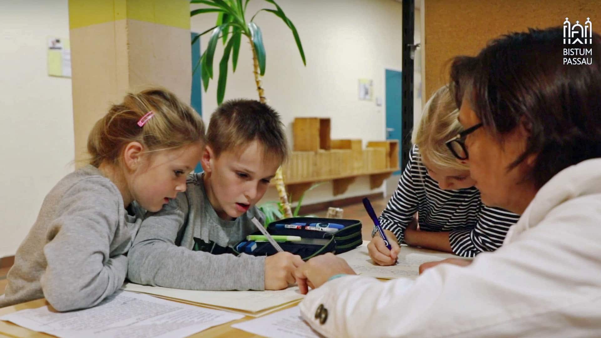 In einer Pilotschule beginnen bereits jetzt Mädchen und Jungen mit dem Abschreiben der Bibel. Das Projekt startet offiziell im Januar.