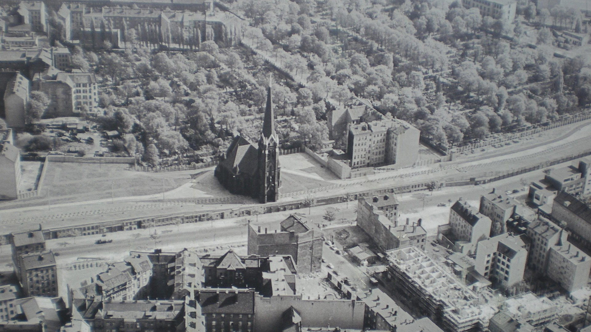 Die Versöhnungskirche an der Bernauer Straße stand im Todesstreifen der befestigten Grenze zwischen Ost- und Westberlin. 1985 ließ die DDR-Regierung sie sprengen.