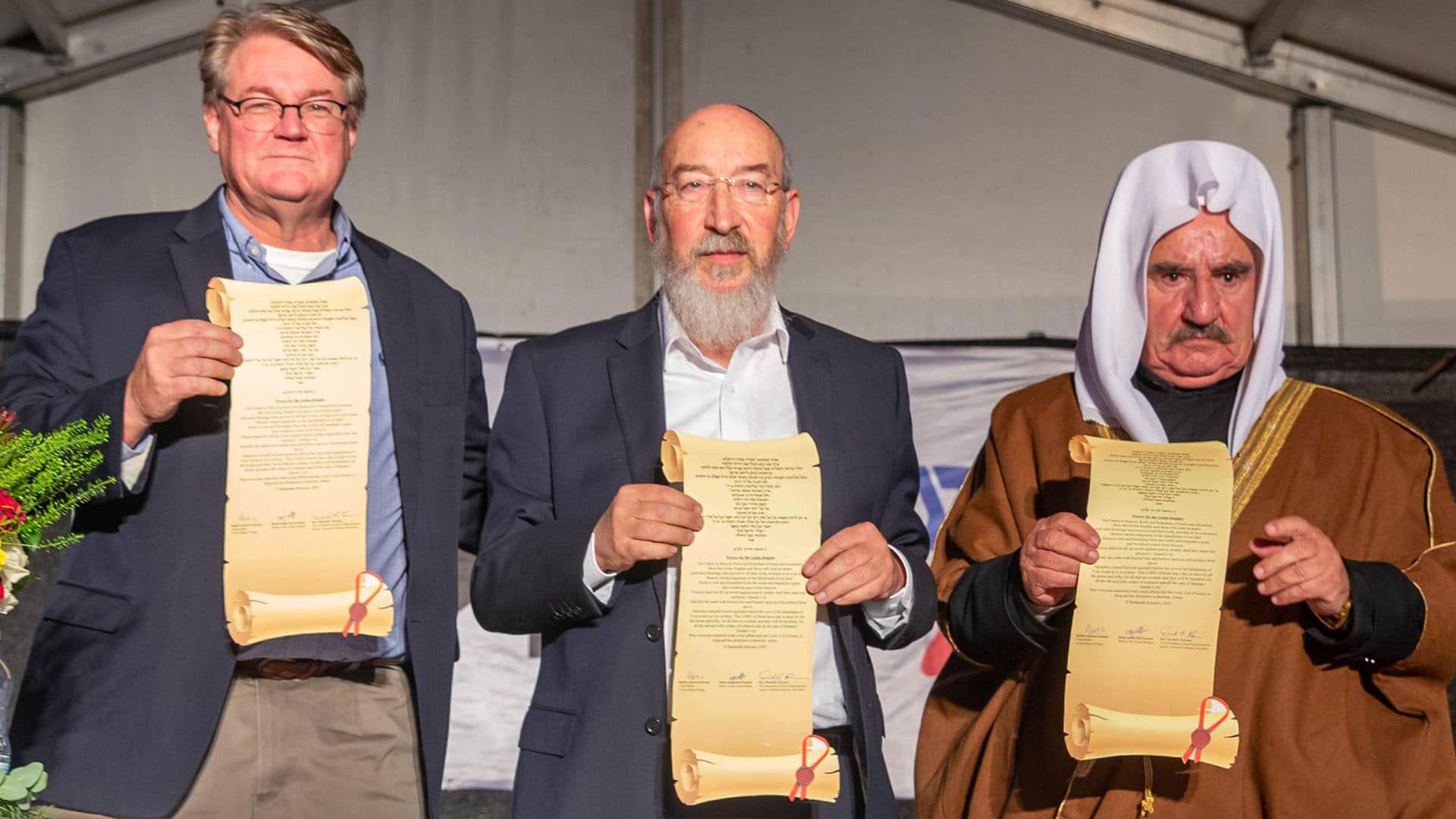 Bischof Robert Stearns, Rabbiner Aharon Eisental und Sheik Abu Salach, geistliches Oberhaupt der Drusen, unterzeichneten ein gemeinsames Gebet