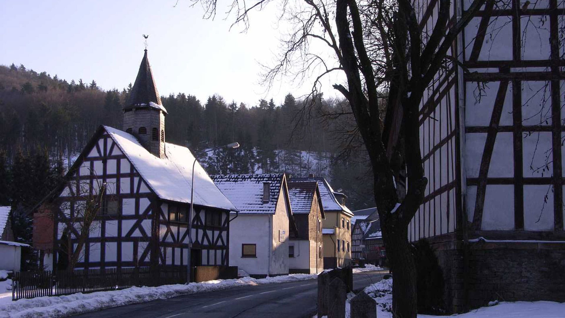 Die Fachwerkkirche in Dautpetal-Hommertshausen (Archivbild) vor dem Unfall