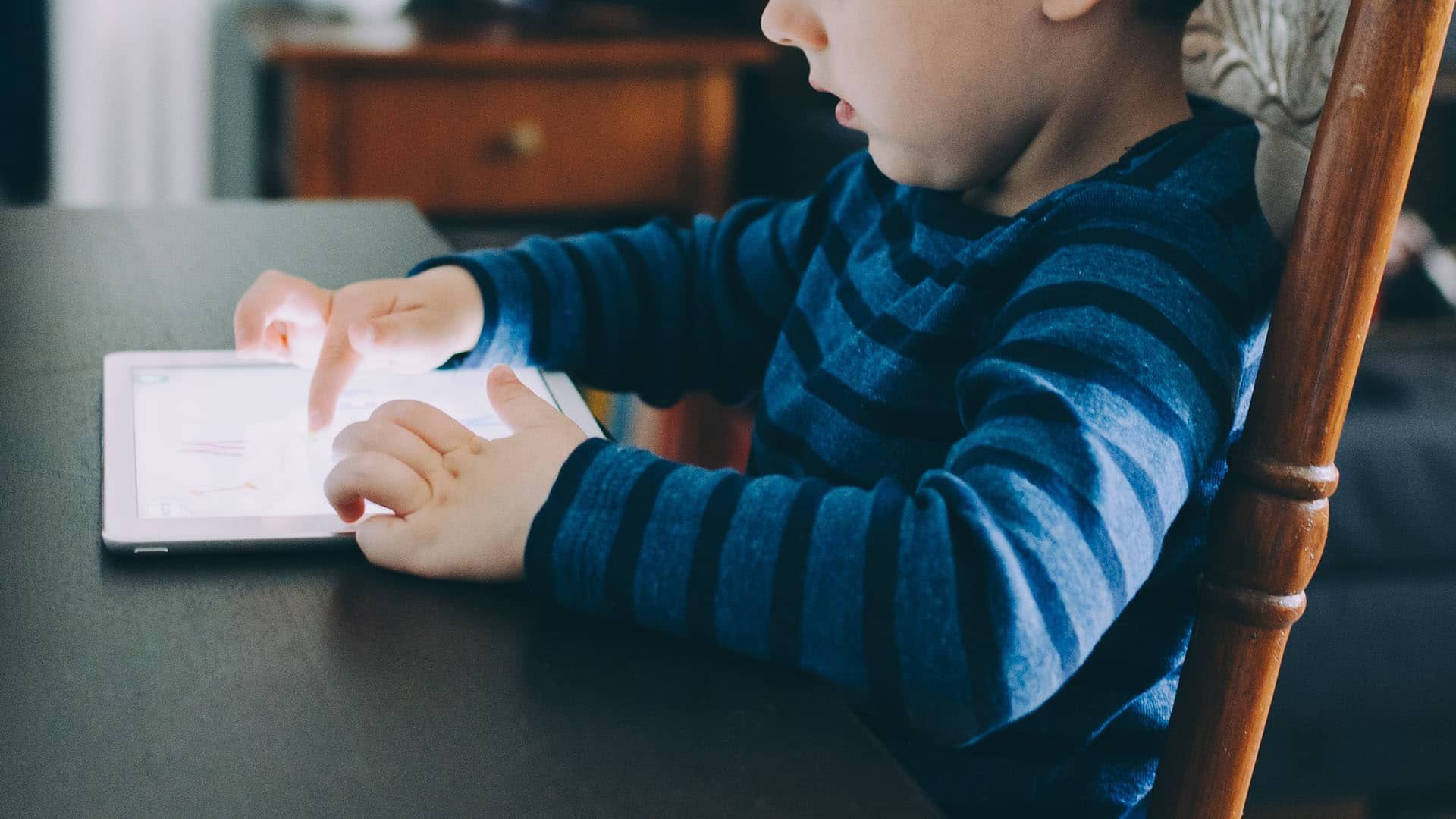 Wie lange dürfen Kinder digitale Medien nutzen? Eine amerikanische Studie hat herausgefunden, dass zu hoher Konsum Auswirkungen auf die Hirnregion hat, die für die Sprache zuständig ist.