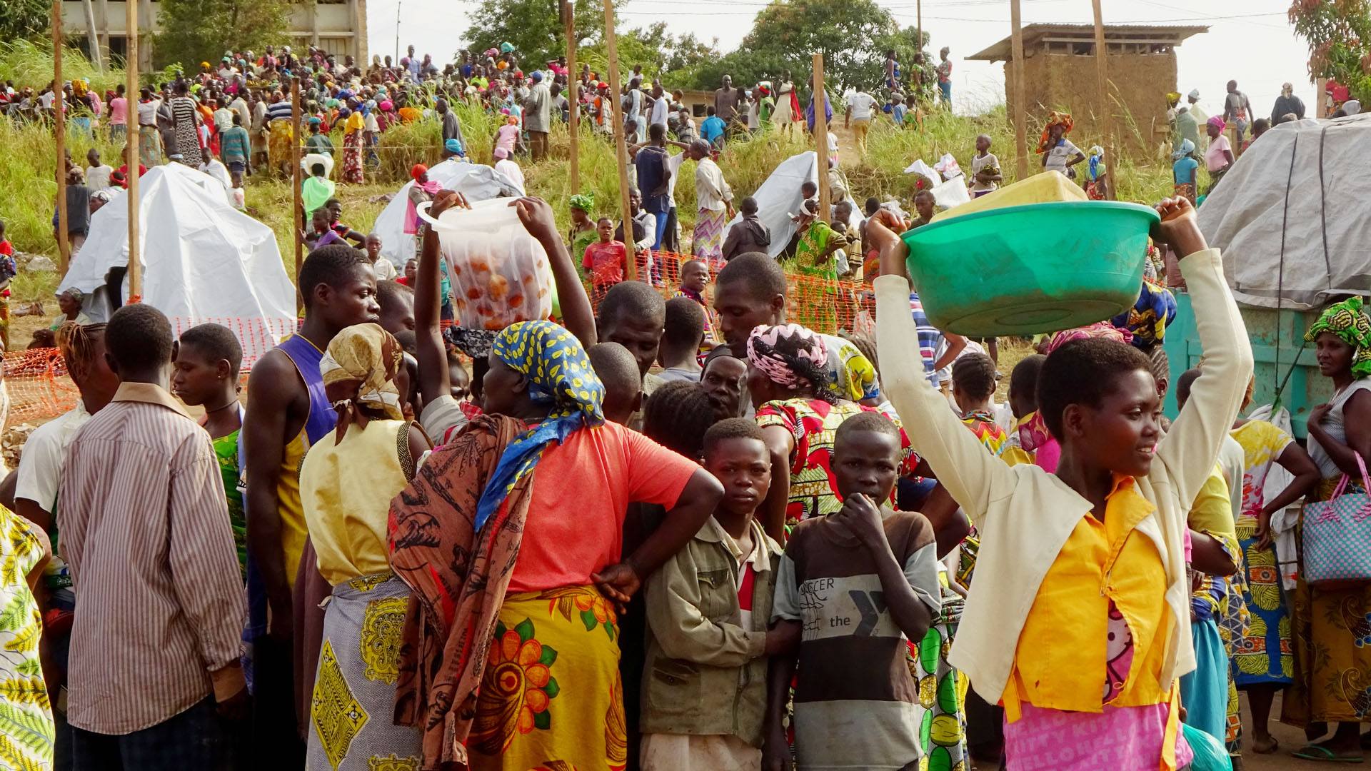 Flüchtlinge in der Stadt Bunia: Die Missionsgesellschaft DMG verteilt Hilfsgüter. Auch wenn das Foto aus dem vergangenen Jahr stammt, zeichnet sich derzeit ein ähnliches Bild ab, bis auf den Fakt, dass das Anzahl der fliehenden Menschen höher ist. Aktuell läuft wieder ein Nothilfeprojekt der Organisation.