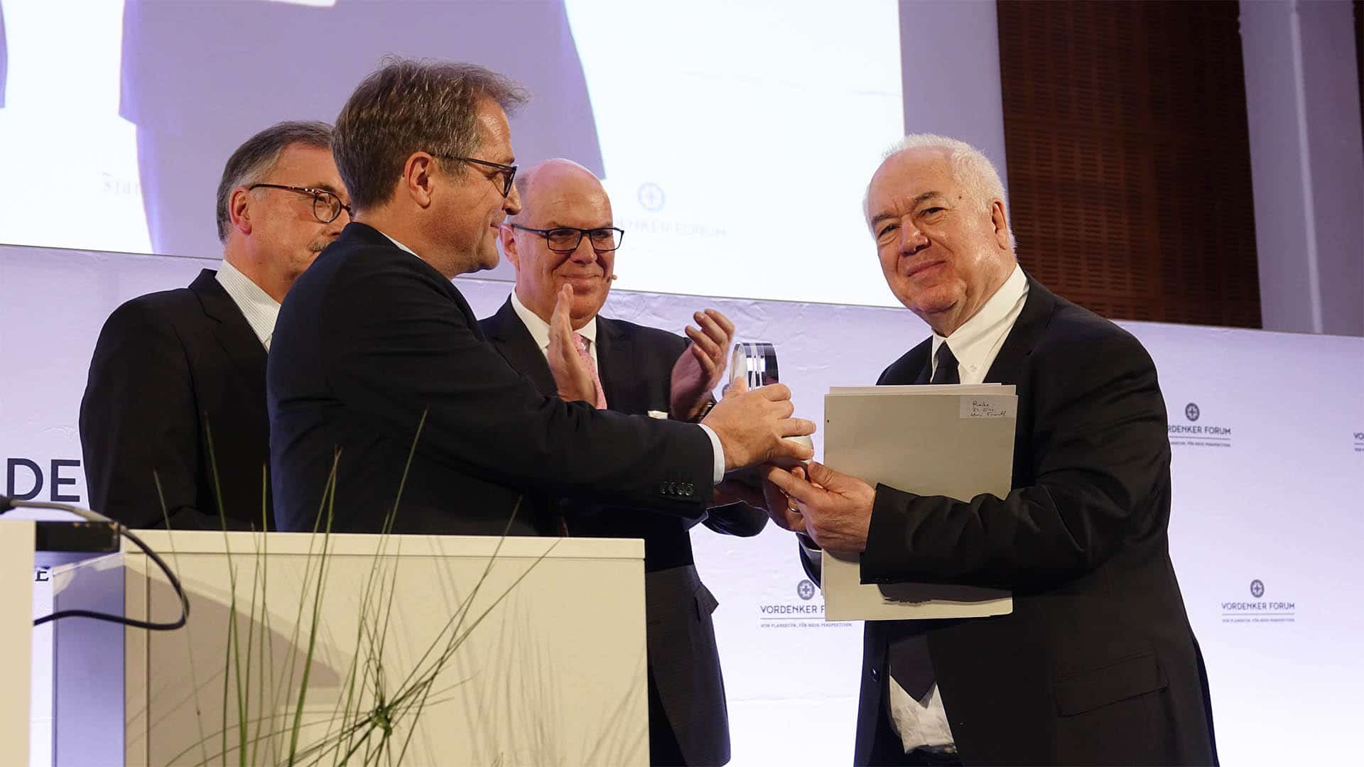 Der Politikwissenschaftler Bassam Tibi bekam am Donnerstag in der Goethe-Universität in Frankfurt am Main den „Vordenker-Preis“ des Finanzberaters Plansecur überreicht