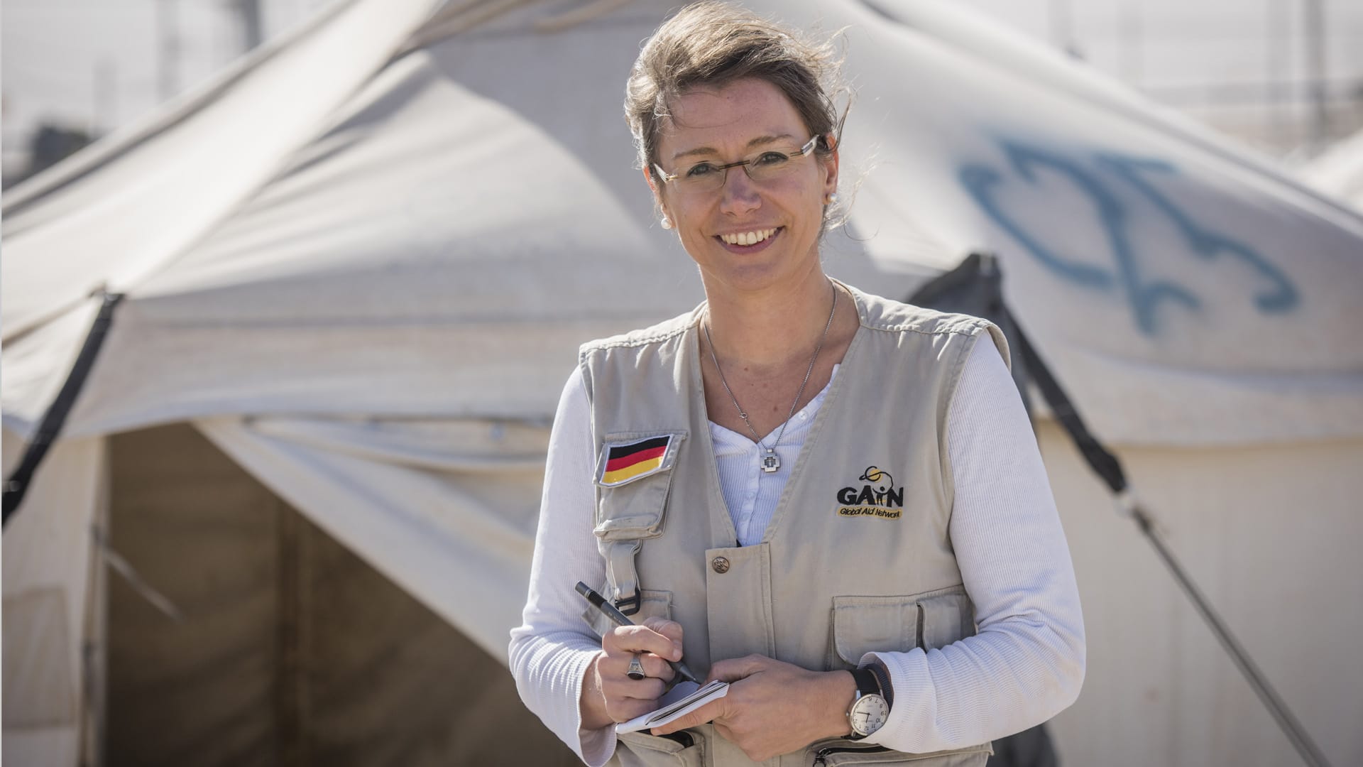 Andrea Wegener arbeitet seit einem Jahr für die Hilfsorganisation GAiN unter der Organisation EuroRelief in den Flüchtlingslagern auf den griechischen Inseln Lesbos und Chios. Bis 2018 leitete sie die Öffentlichkeitsarbeit der Missionsorganisation Campus für Christus. Nebenher arbeitete sie jedes Jahr einige Wochen in Auslandseinsätzen, unter anderem in Haiti oder im Irak.