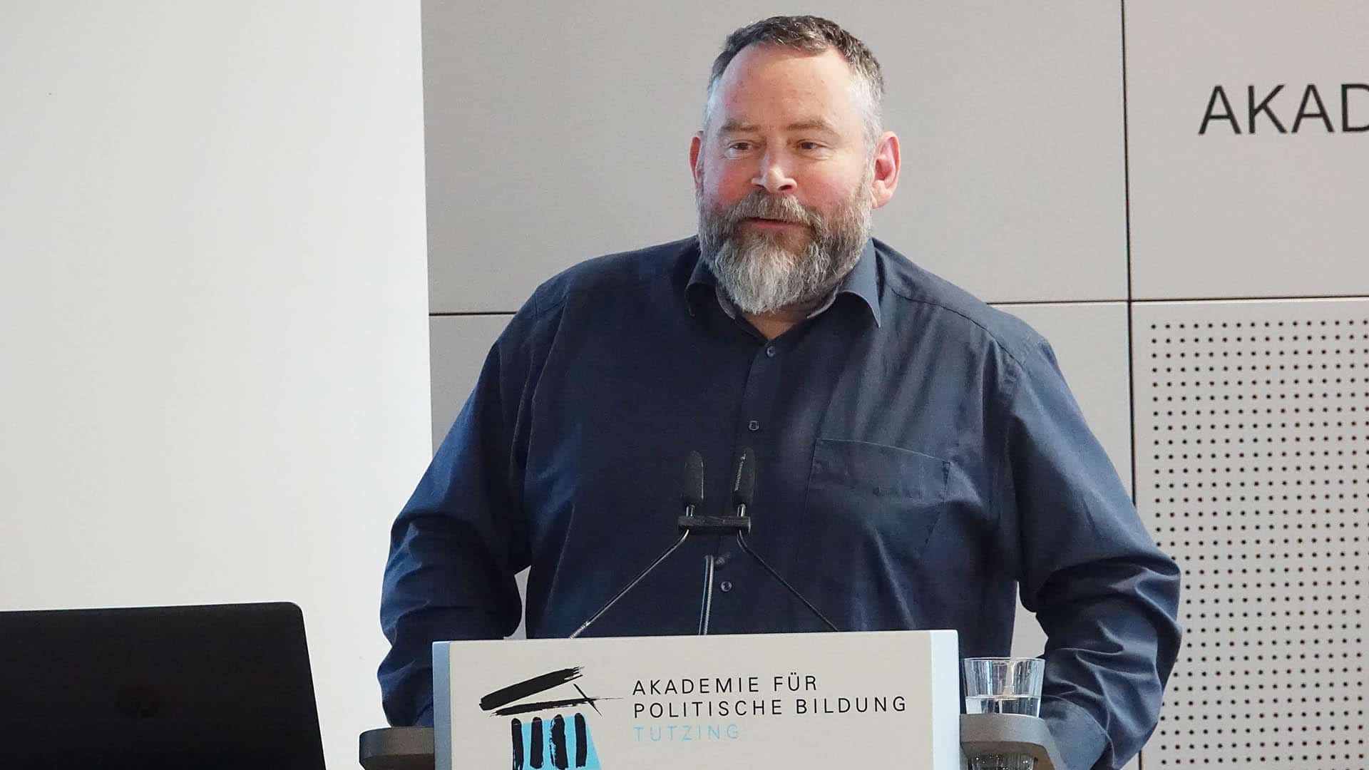 Der Medienjournalist Stefan Niggemeier auf der Fachtagung „Jetzt mal ehrlich! Was Journalismus aus den Täuschungsfällen lernen muss“ in der Akademie für Politische Bildung in Tutzing