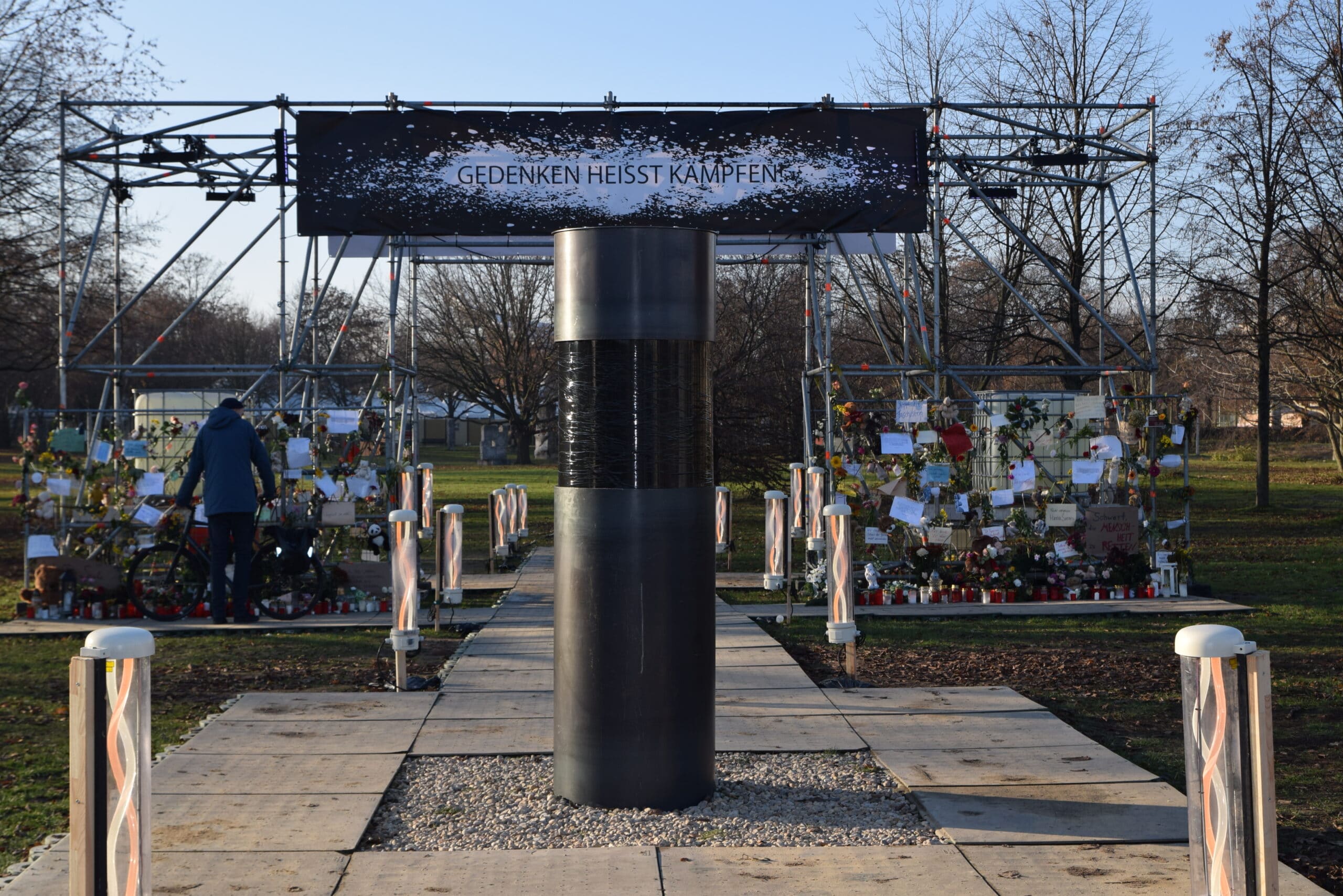 Die teilweise abgedeckte Gedenksäule vorm Reichstag