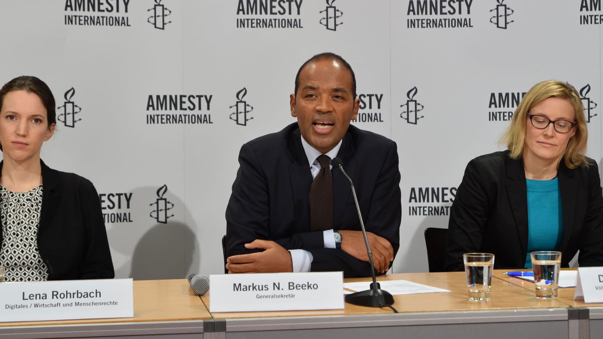 Markus N. Beeko (Mitte) fordert die Bundesregierung zu mehr Einsatz für Menschenrechte auf