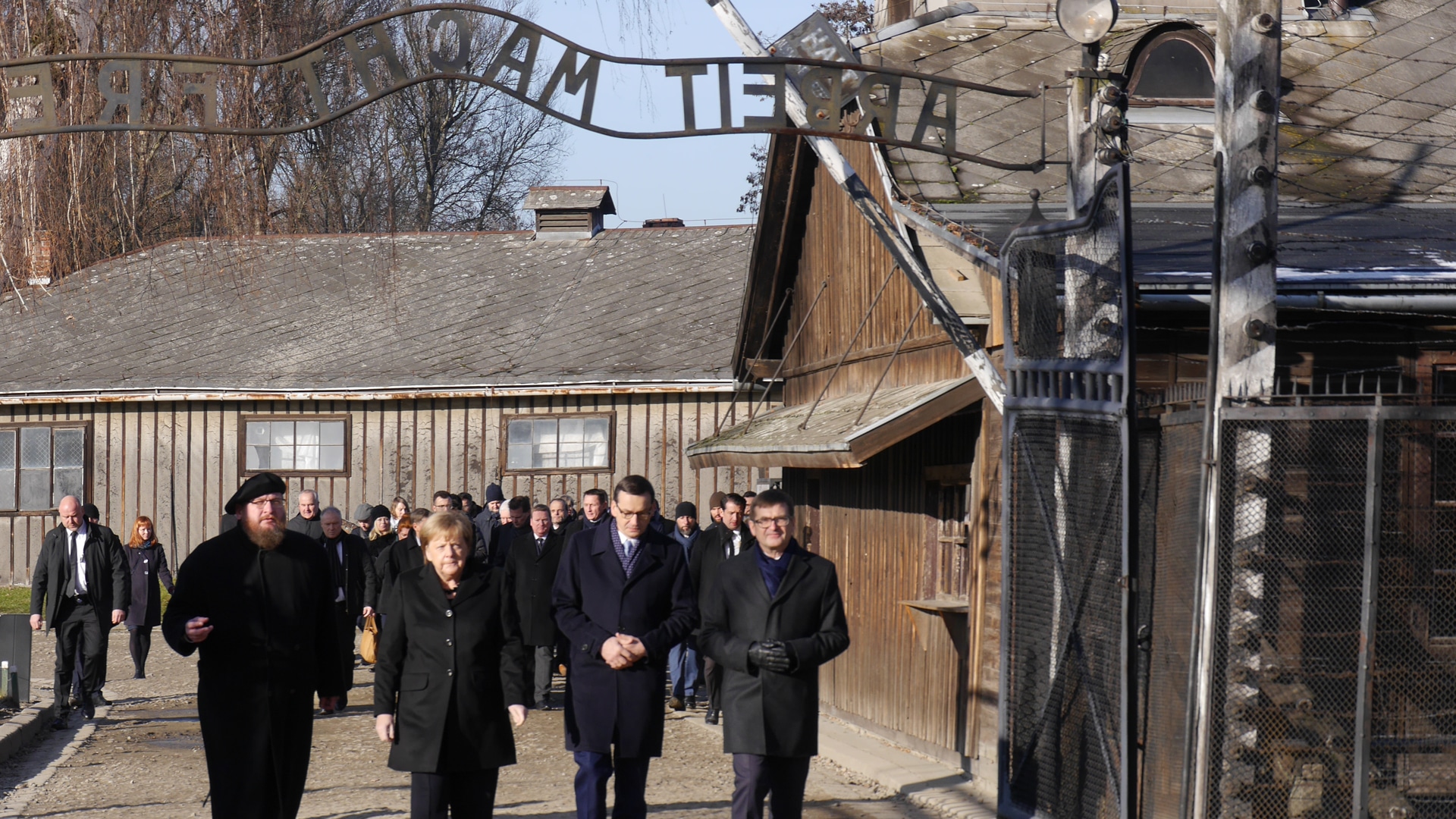 Besuch am Ort des Schreckens: Merkel (2. v. l.) in Begleitung des polnischen Premiers Morawiecki (2. v. r.)