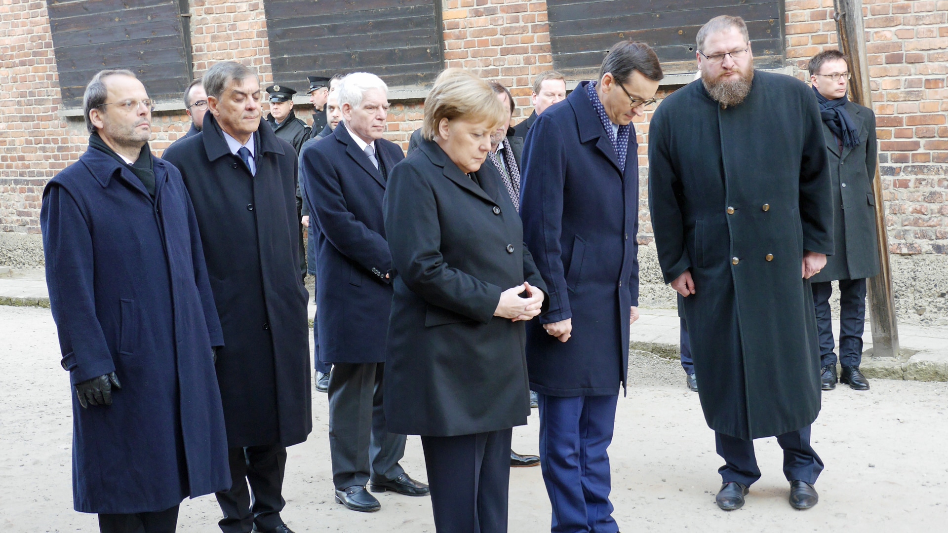 Ein Innehalten angesichts des Grauens: Merkel verneigt sich vor den Holocaust-Opfern