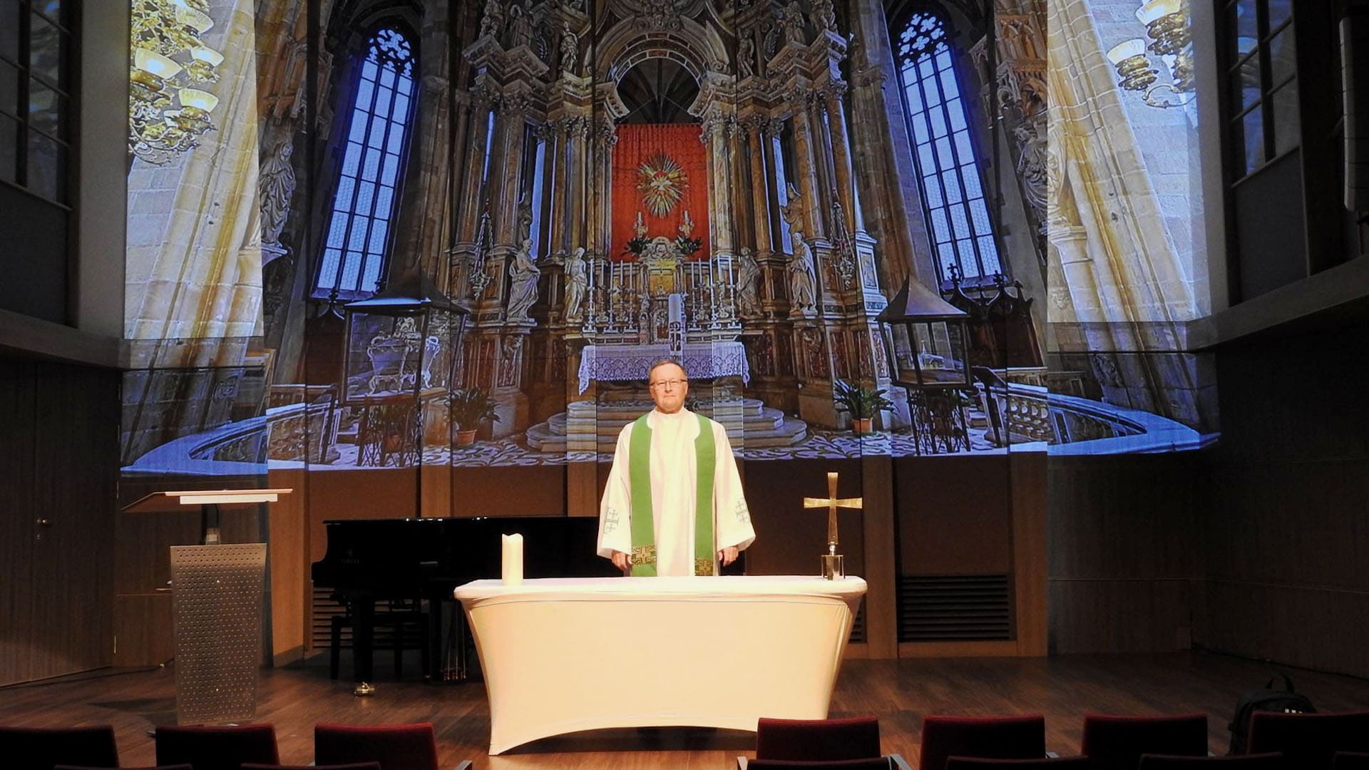 Ein Altar auf die Leinwand projiziert: „Sie finden keinen sakralen Raum vor auf den Schiffen, außer bei den Italienern, sondern dieser muss erst inszeniert werden.“