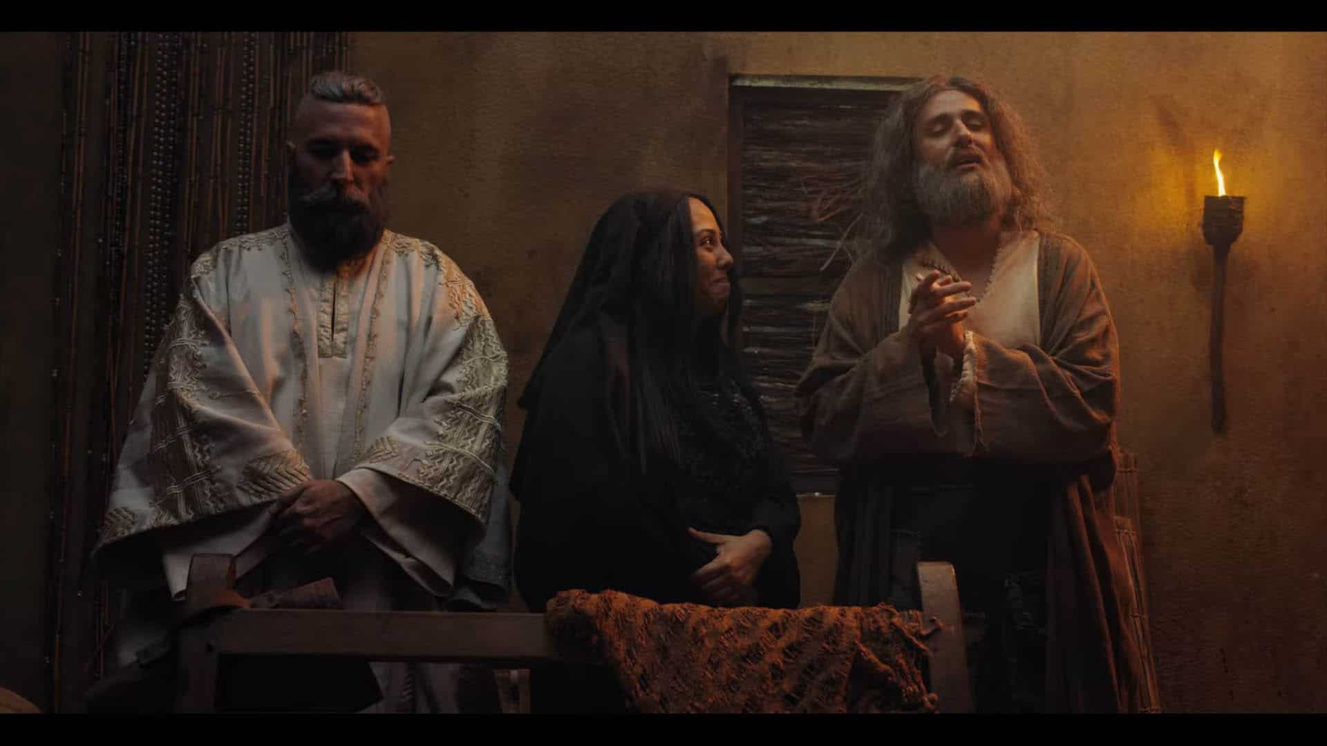 Einen schwulen Jesus und Gott, der aussieht wie ein Wikinger (links), zeigt die Netflix-Komödie „The First Temptation of Christ“ (Die erste Versuchung Christi)