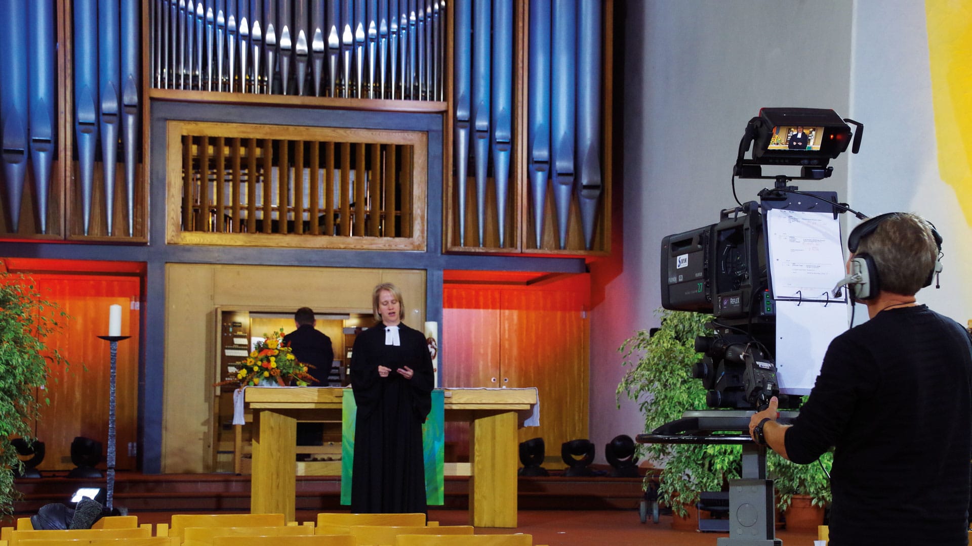 Pfarrerin Kerstin Strauch bei den Proben für den ZDF-Gottesdienst aus Pirmasens