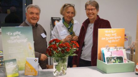 Ehrenamtliche Mitarbeiter heißen die Gäste willkommen