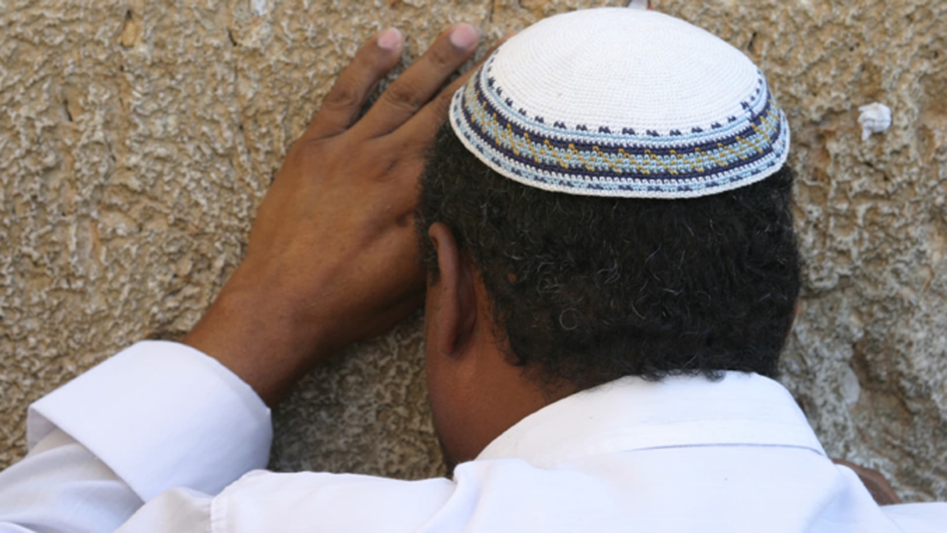 Das Gebet, wie hier an der Klagemauer in Jerusalem, ist für gläubige Juden an den hohen jüdischen Feiertagen besonders wichtig