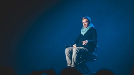 Der Schauspieler Samuel Koch möchte den Menschen Mut machen, ihren Nächsten zu lieben