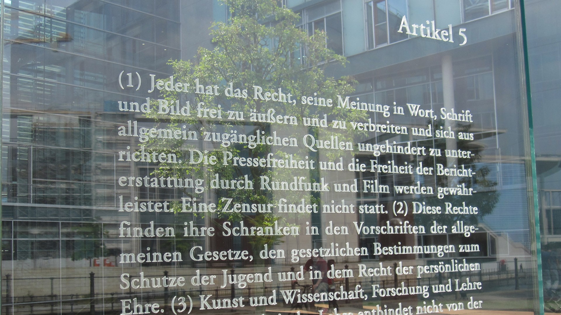 Meinungsfreiheit ist im Grundgesetz garantiert. Die Bereitschaft jedoch, sich auch mit anderen Meinungen zu befassen, sei gesunken, meint der Journalist Gunnar Schupelius.