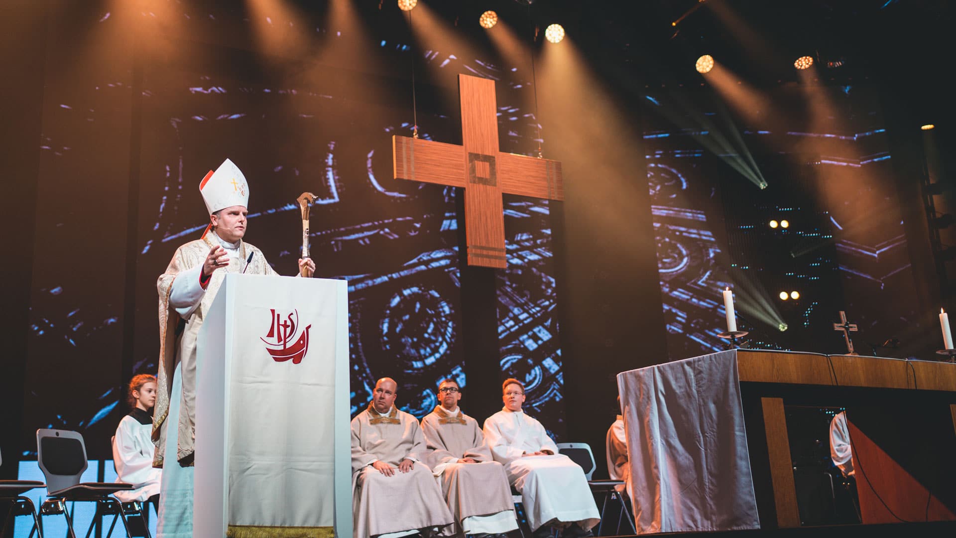 Eucharistiefeier in der großen Messehalle