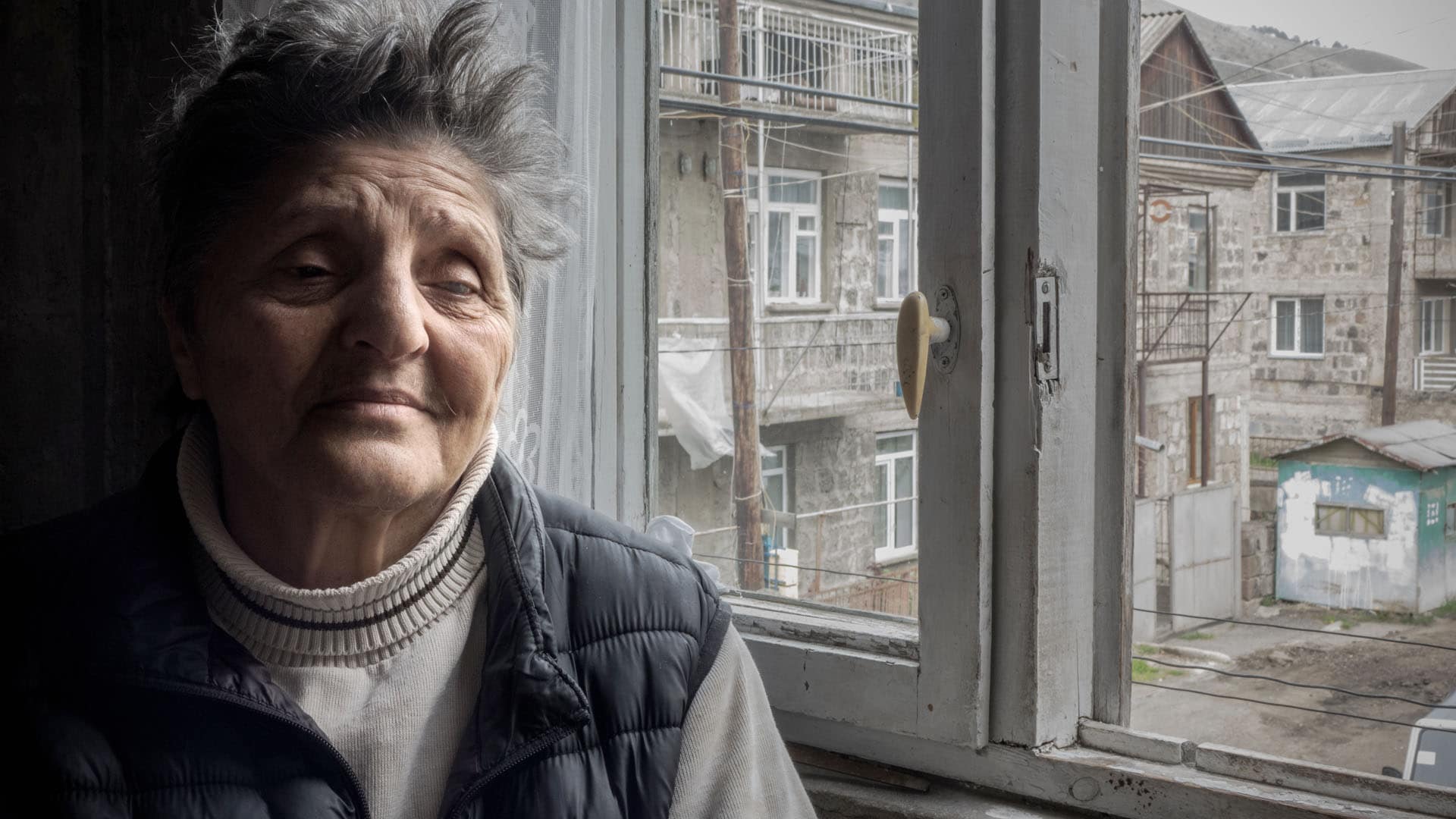Seit sie blind ist, sitzt Nina Kizakosyan an ihrem Fenster im ersten Stock