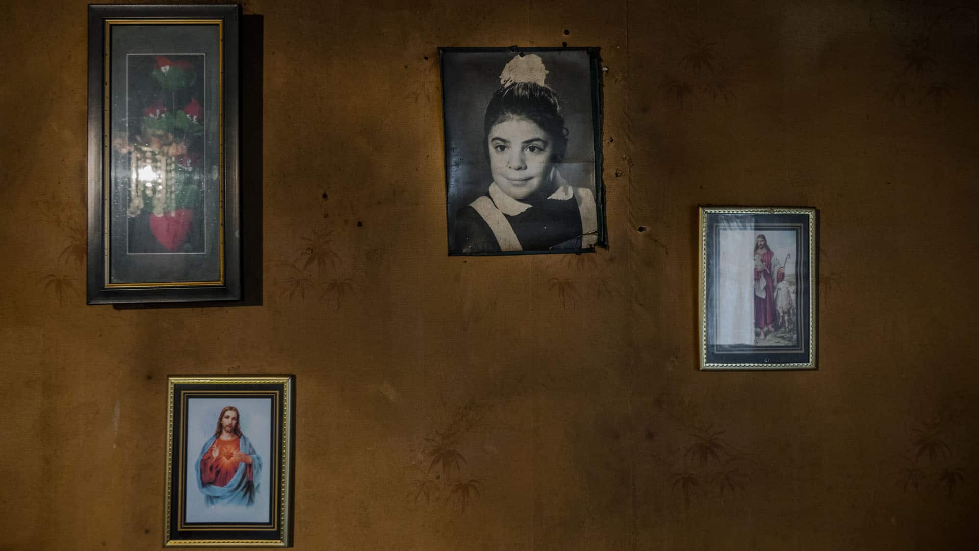 Leicht erhöht zwischen zwei Jesusbildern hängt ein Porträt von Kotsinyans Tochter