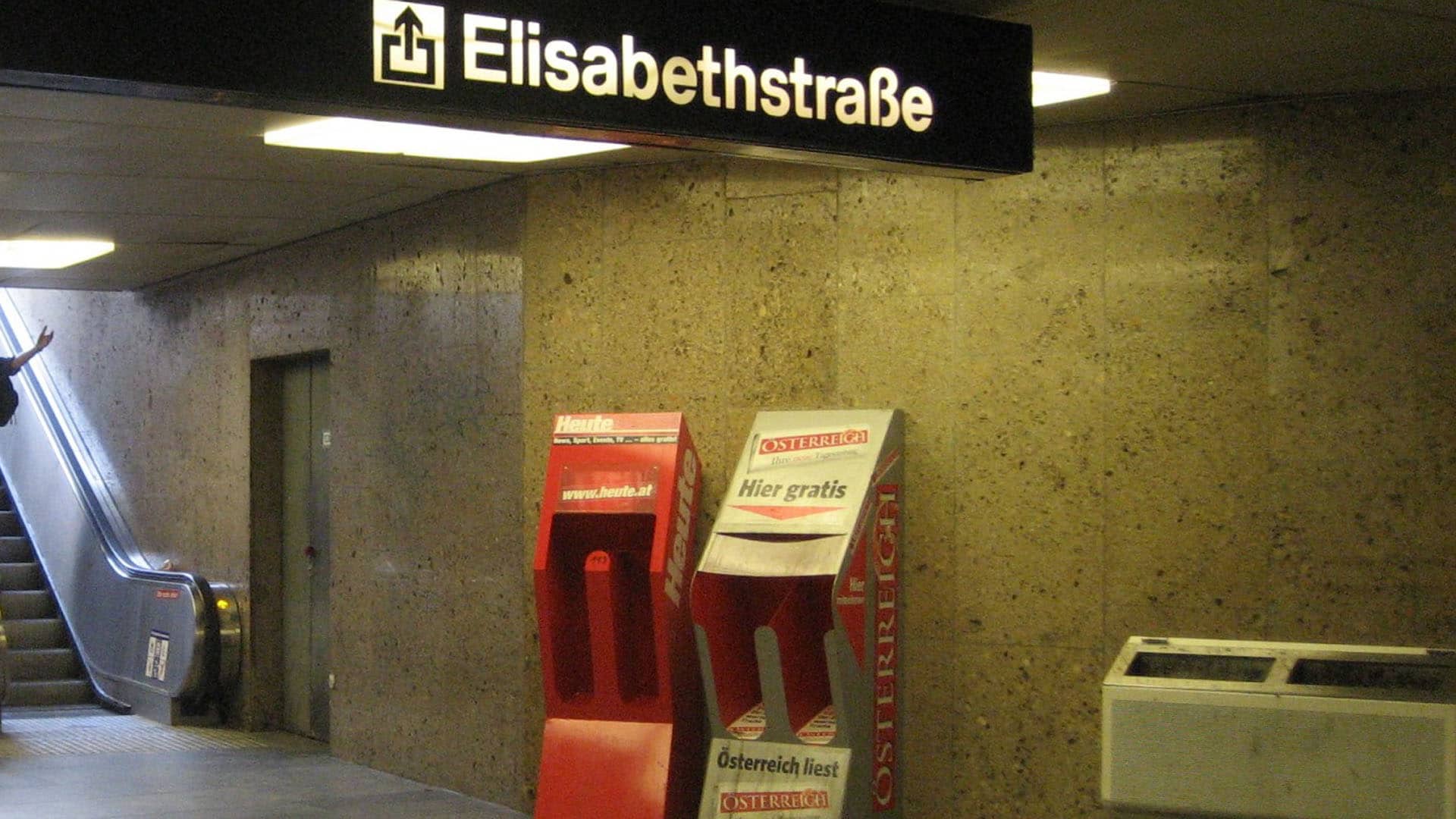 Die Gratiszeitungen Krone und Österreich liegen in einer Wiener U-Bahn-Station aus (Archivbild)