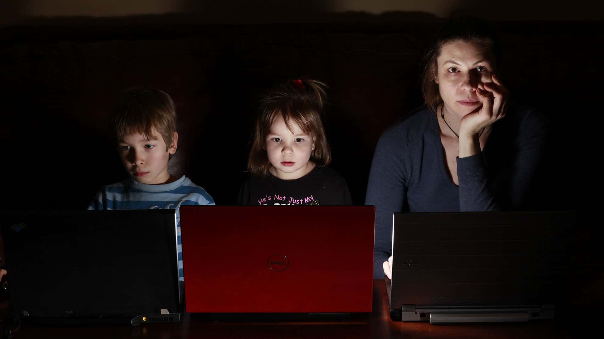Weil die Täter oft über das Internet Kontakt zu Kindern und Jugendlichen aufnehmen, müssen Eltern ihre Kinder beim Umgang mit dem Computer begleiten