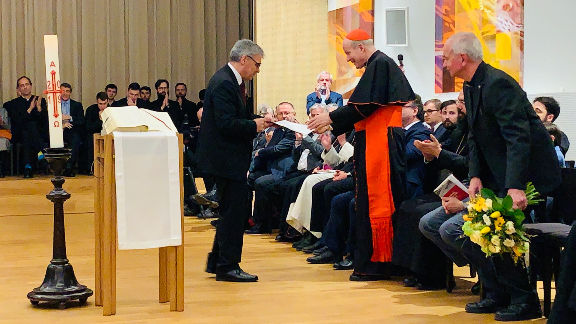 FKÖ-Vorsitzender Reinhard Kummer übergibt den Versöhnungsbrief an Kardinal Christoph Schönborn