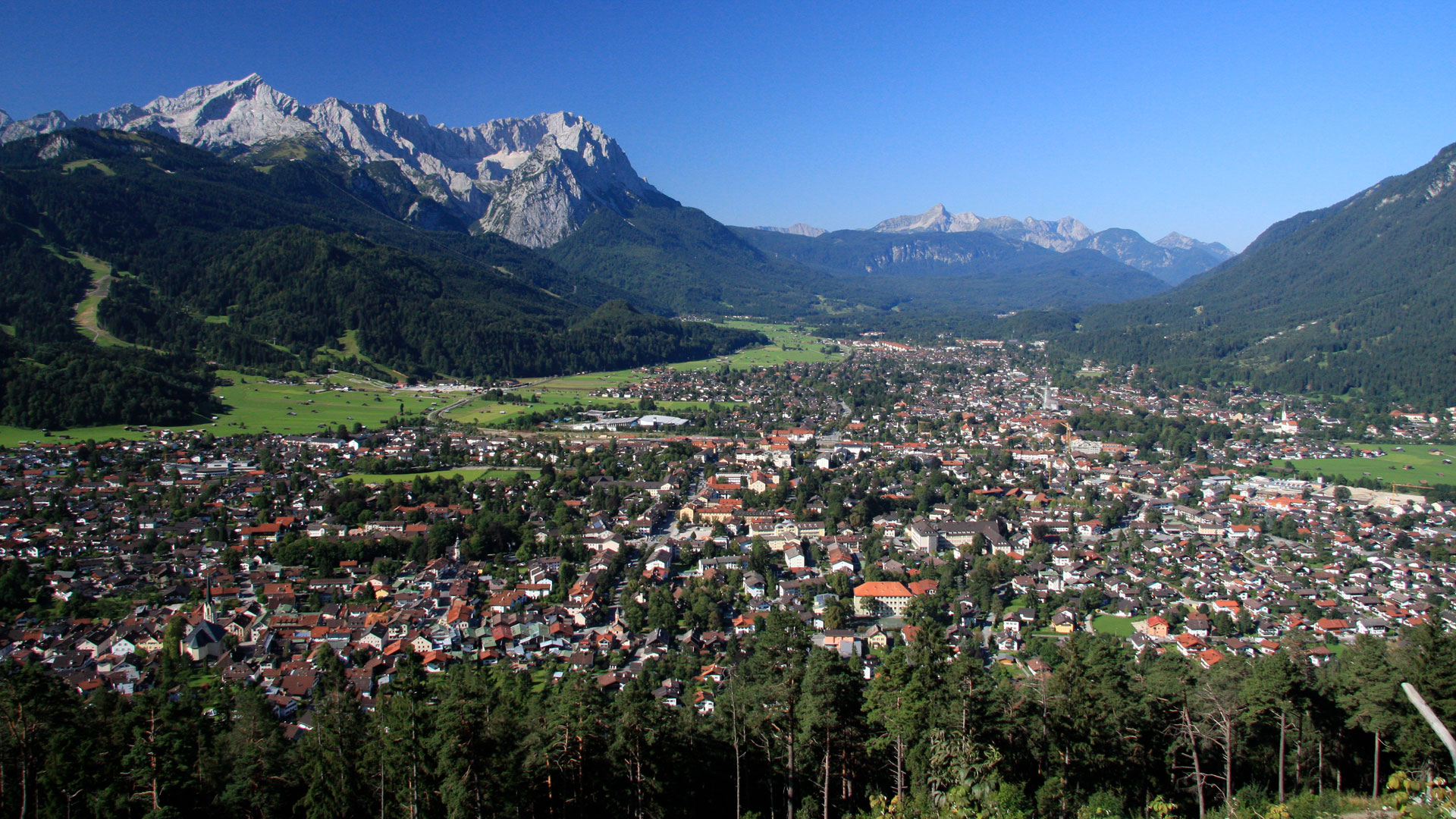 In dem idyllisch gelegenen Ort Garmisch-Partenkirchen kommt es zum Streit: Grund dafür ist das nächtliche Glockengeläut der örtlichen Kirche