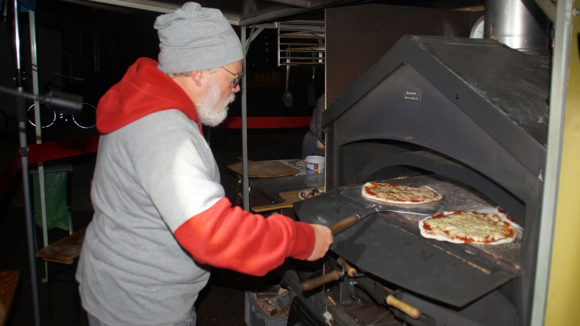 Pizza backen, die dann kostenlos an die Gäste abgegeben wird: das ist die Mission des Augsburger Mannamobils