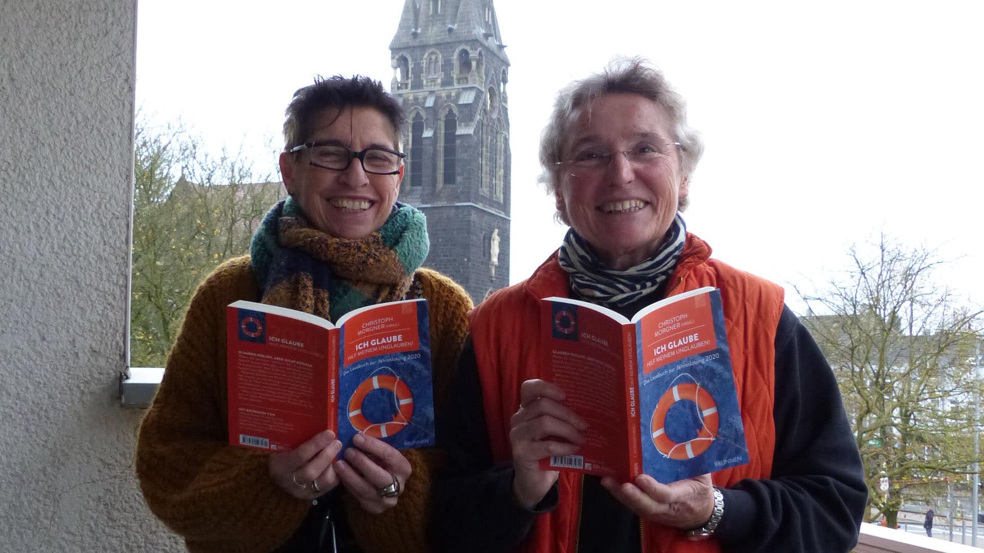 Monika Deitenbeck-Goseberg und Bärbel Wilde präsentieren das Buch „Ich glaube; hilf meinem Unglauben!“ zur Jahreslosung 2020, für das beide Beiträge geschrieben haben