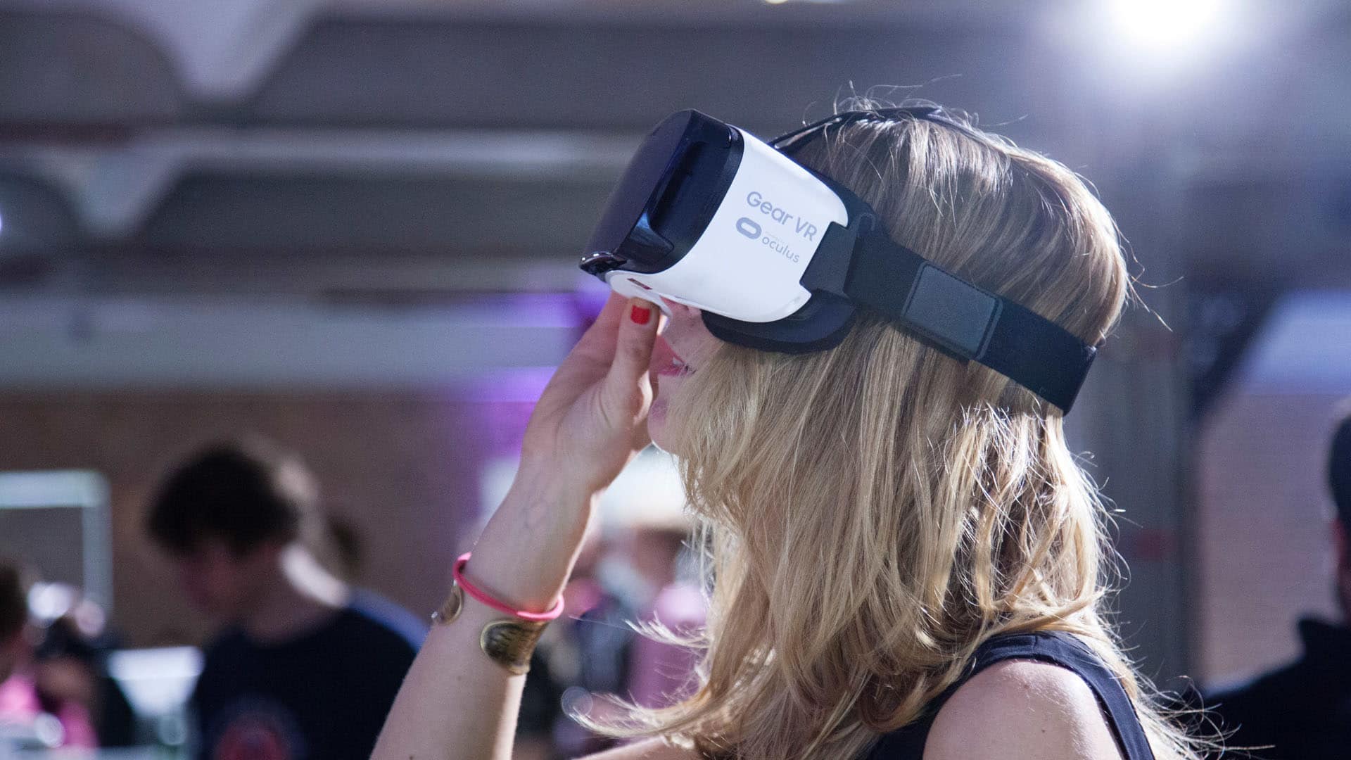 Wer eine „Virtual Reality“-Brille trägt, taucht in eine virtuelle Realität ein – in eine Welt, die eine Software um den Brillenträger herum baut