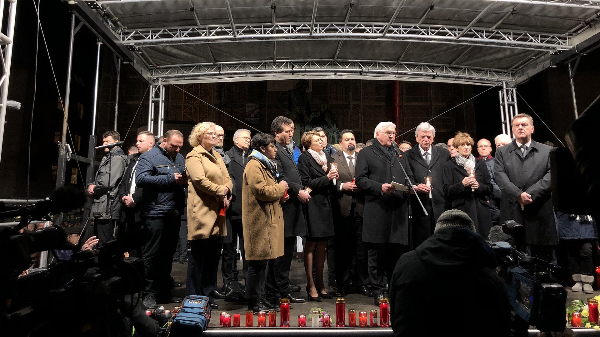 Die Bühne auf dem Marktplatz während der Mahnwache voll besetzt