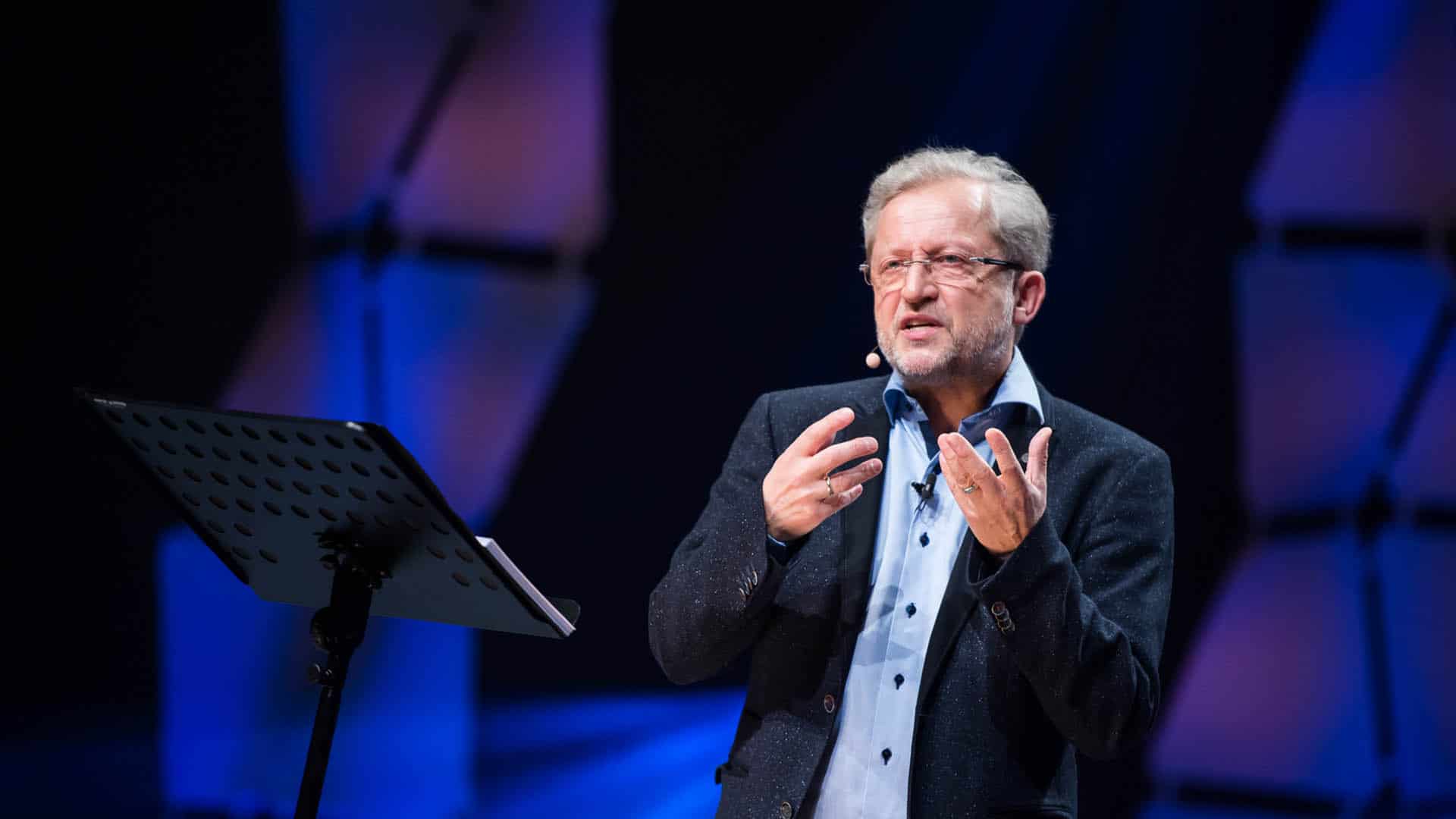 Der Theologe Michael Herbst erklärte auf dem Willow-Creek-Leitungskogress, Leitung nach dem Vorbild von Jesus bedeute, anderen zu dienen