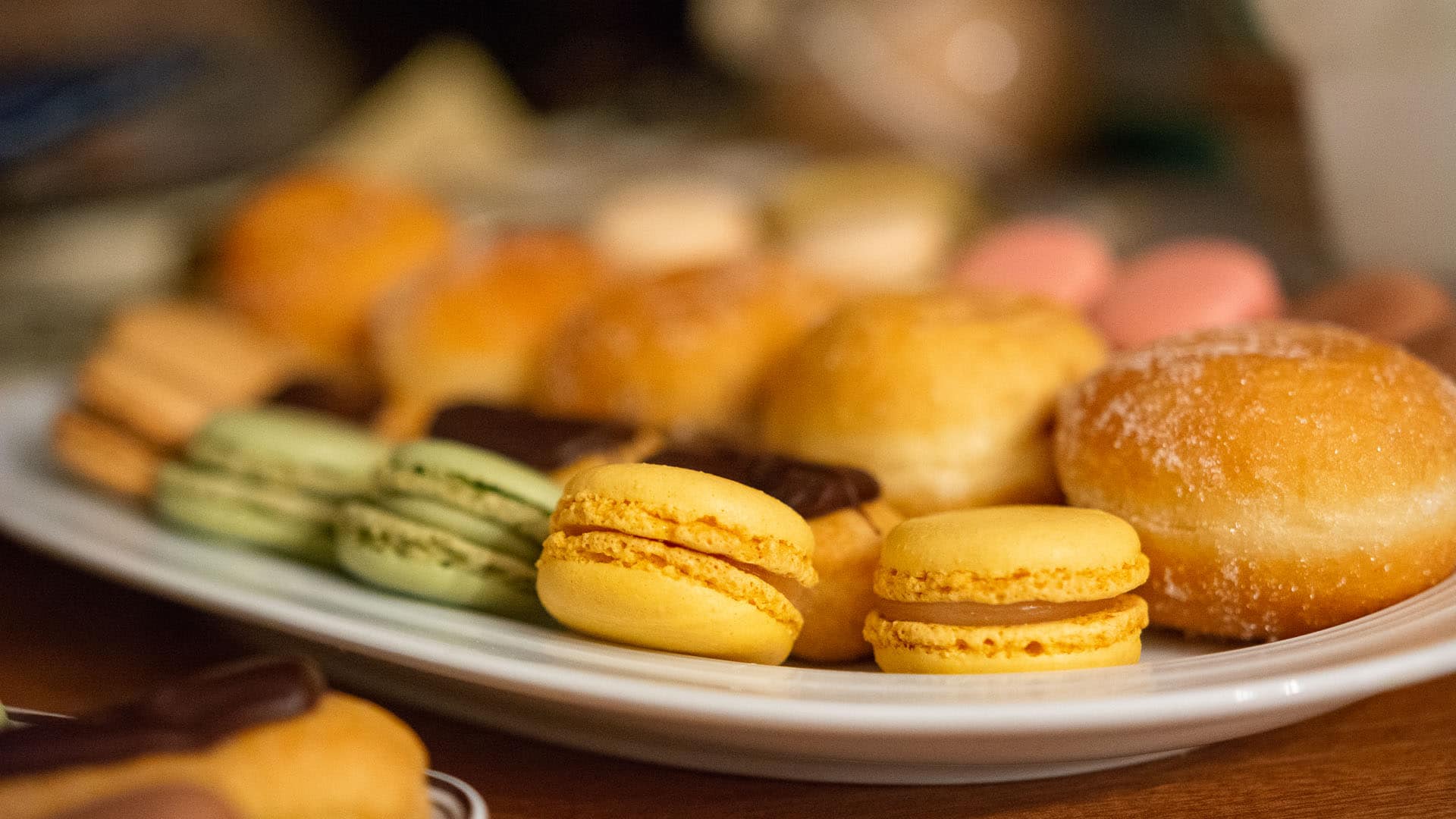 Süßes Fingerfood passt zu alkoholfreiem PriSecco: Keine der Speisen und Getränke stehen zufällig auf den Tisch. Alle sind auf das Thema des Abends abgestimmt.