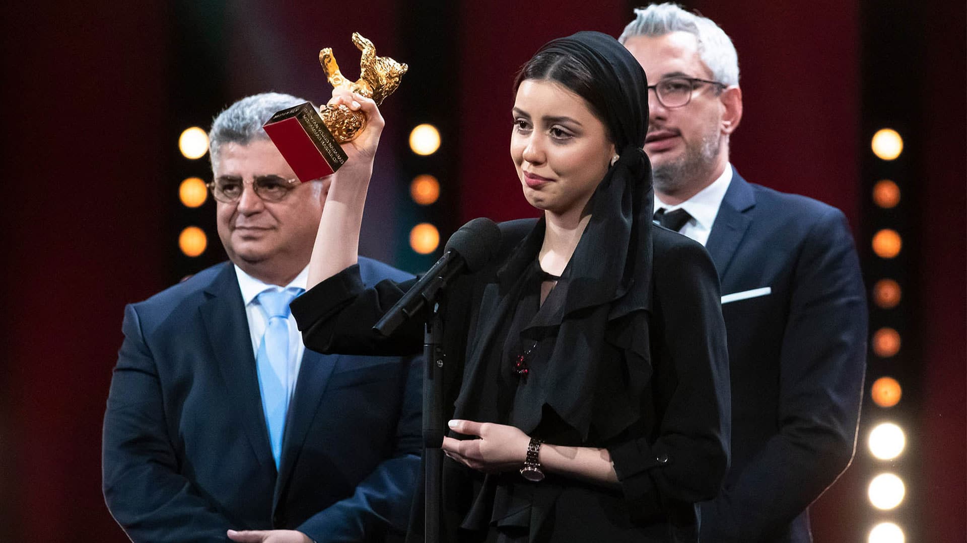 Die Tochter des Regisseurs, Baran Rasoulof (Mitte), nahm den Goldenen Bären am Samstagabend in Berlin stellvertretend für ihren Vater an