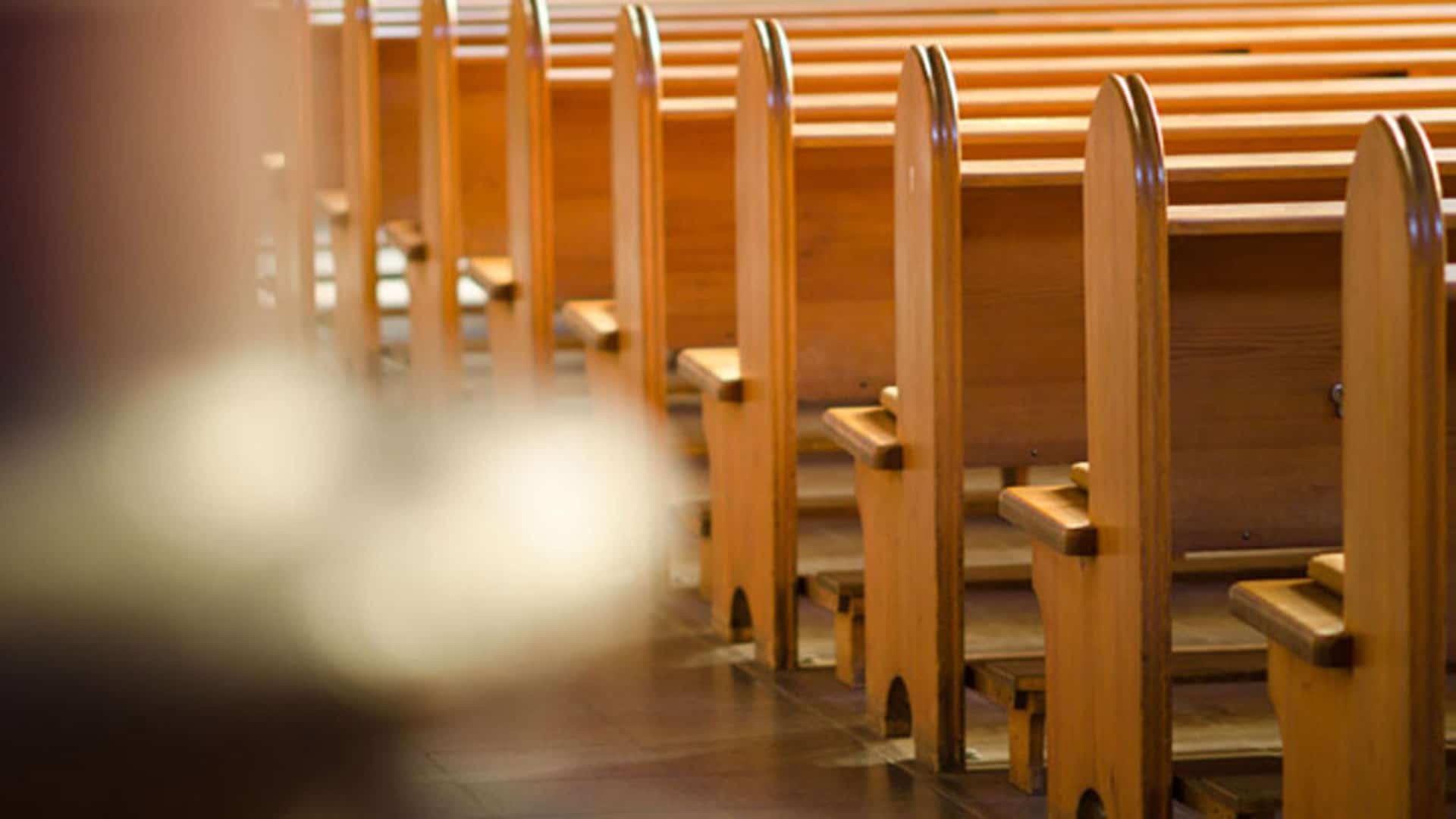 Im nordhessischen Ellenberg wurden nachts Kirchenbänke (Symbolbild) umgeworfen