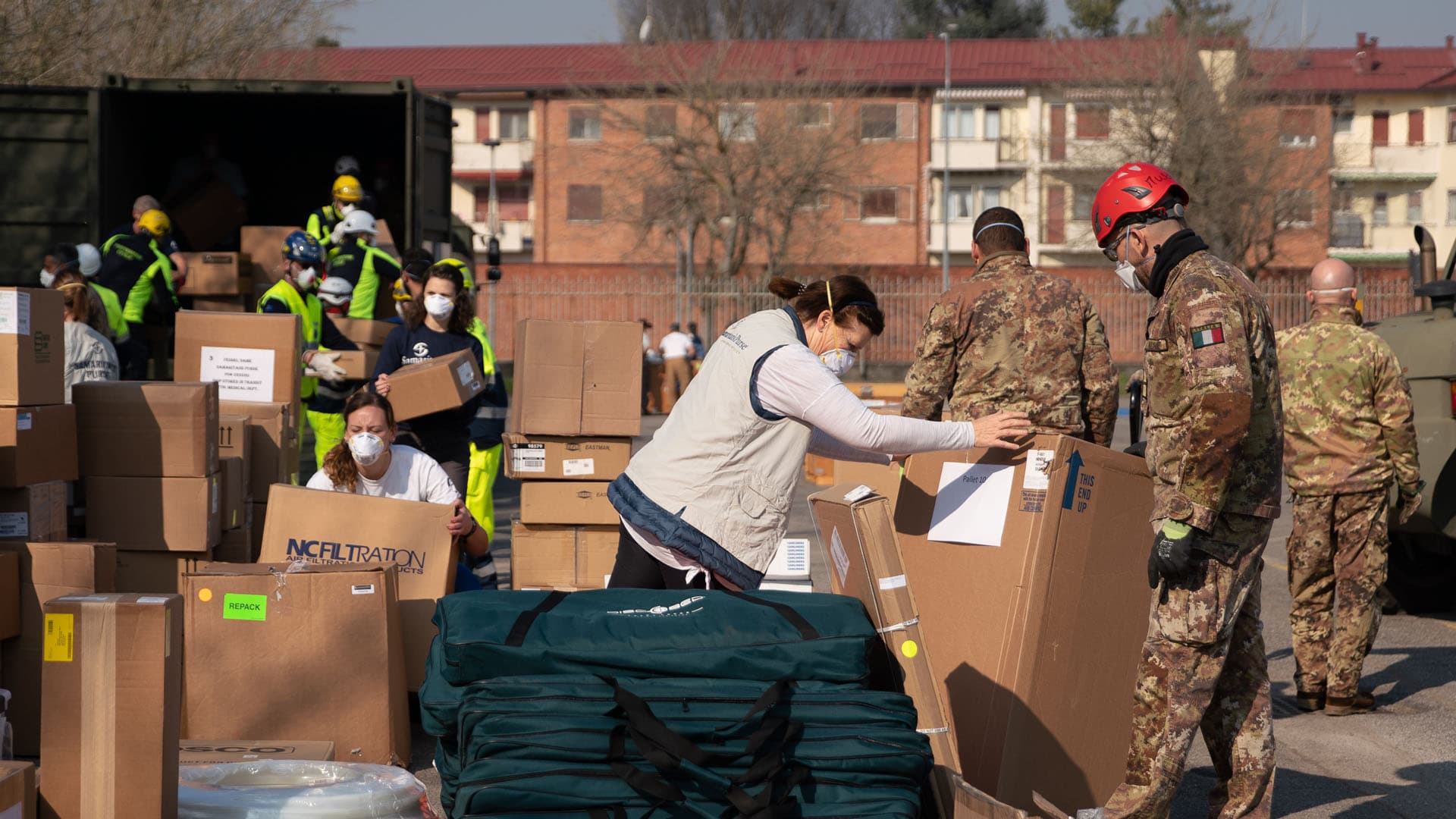 20 Tonnen mit medizinischer Ausrüstung hat „Samaritan’s Purse“ nach Italien gebracht. Der deutsche Zweig der Organisation arbeitet im Inland mit diakonischen und Jugendhilfeeinrichtungen zusammen, um Bedürftige in der Coronakrise etwa mit Lebensmitteln und Hygieneartikeln zu unterstützen.