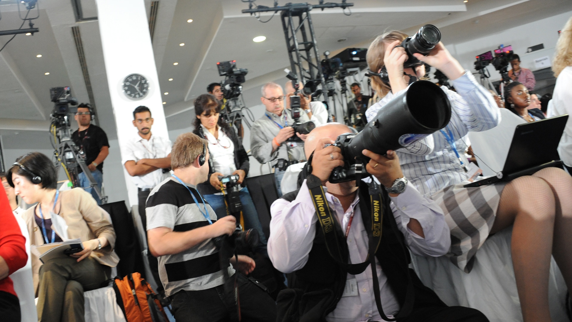 Journalisten haben die Aufgabe, sorgfältig zu recherchieren, kritisch zu hinterfragen und sachliche Informationen weiterzugeben. Wenn wenig Zeit dafür ist, ist es schwieriger, diese Aufgabe zu erfüllen.