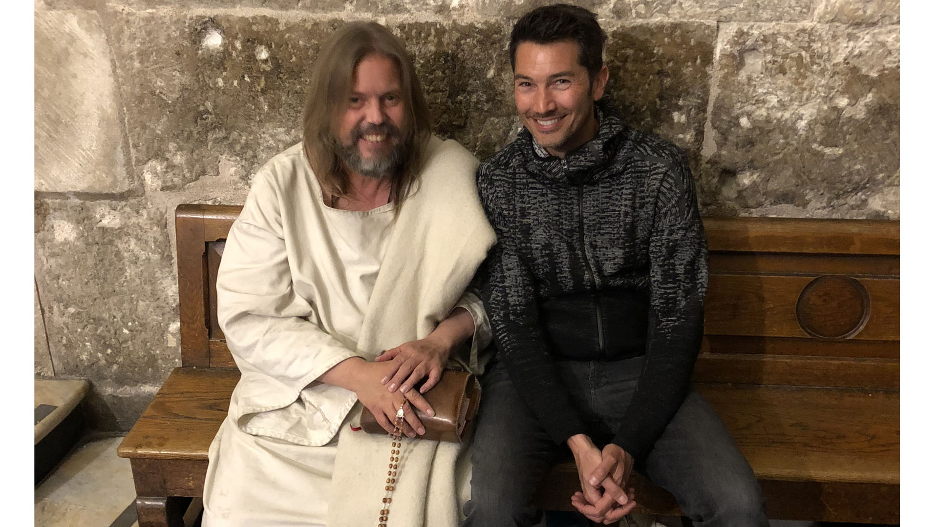 Stefan Gödde (r.) verbringt eine Nacht in der Grabeskirche. Von einem anderem Anwesenden, Jacob (l.), wird er nach seiner spirituellen Reise gefragt.