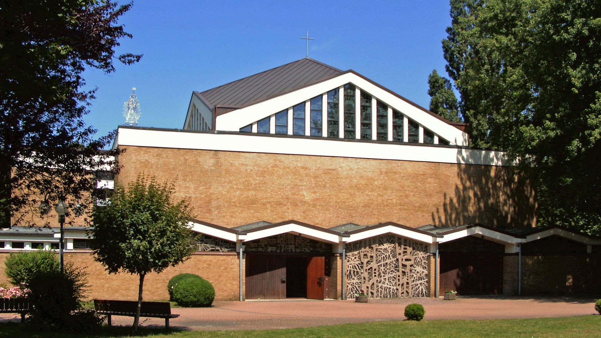 In dieser Kirche in Hannover haben sich am Sonntag Menschen zum Gebet versammelt