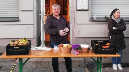 Das Café Neustart musste wegen der Corona-Krise schließen, nun verteilen Gerhard Schönborn und seine Mitarbeiter auf dem Bürgersteig Lebensmittel, Kaffee und Süßigkeiten an Prostituierte in der Kurfürstenstraße