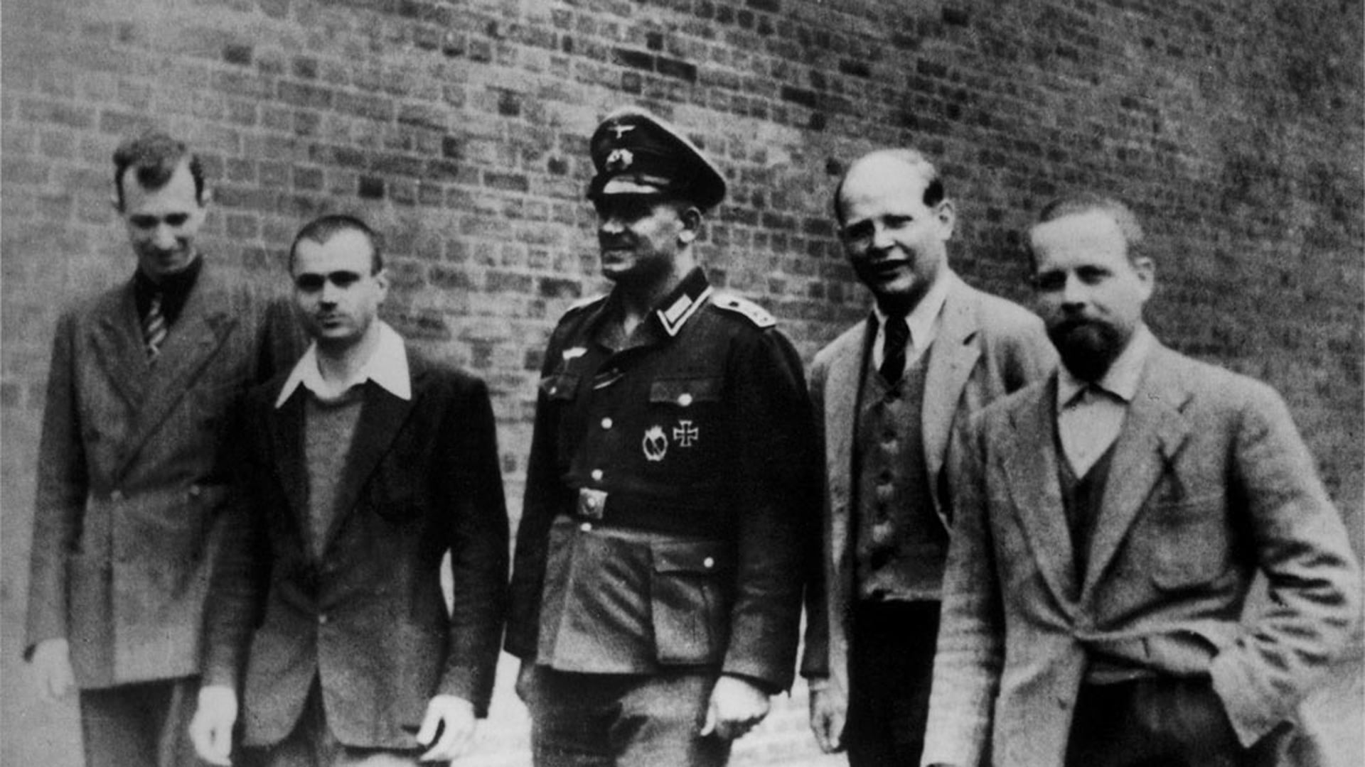 Dietrich Bonhoeffer (2. v. r.) im Hof des Wehrmachtsgefängnisses in Tegel