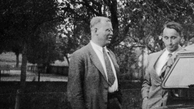 Bonhoeffer (l.) mit seinem Freund und Schüler Eberhard Bethge. Er stellte aus gesammelten Briefen, Gedichten und Gedanken, die Bonhoeffer im Gefängnis auf Papierfetzen kritzelte, den Band „Widerstand und Ergebung“ zusammen.
