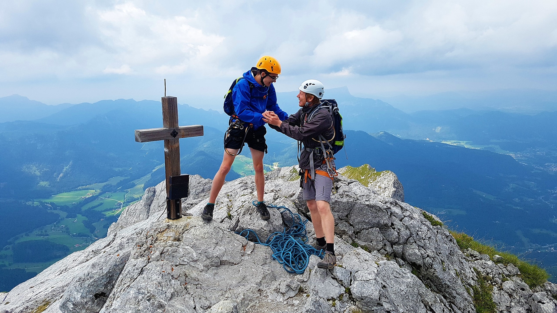 Daniel Jägers (rechts) hat mit Fabian Beyrich den Gipfel der Schärtenspitze (2153 m, Berchtesgadener Alpen) über die Nordostwand des Berges erreicht