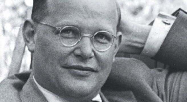 Dietrich Bonhoeffer wurde einen Monat vor Kriegsende erhängt. Er wurde 39 Jahre alt. Seine theologischen Aufsätze, Briefe und Gedichte sind unvergessen.