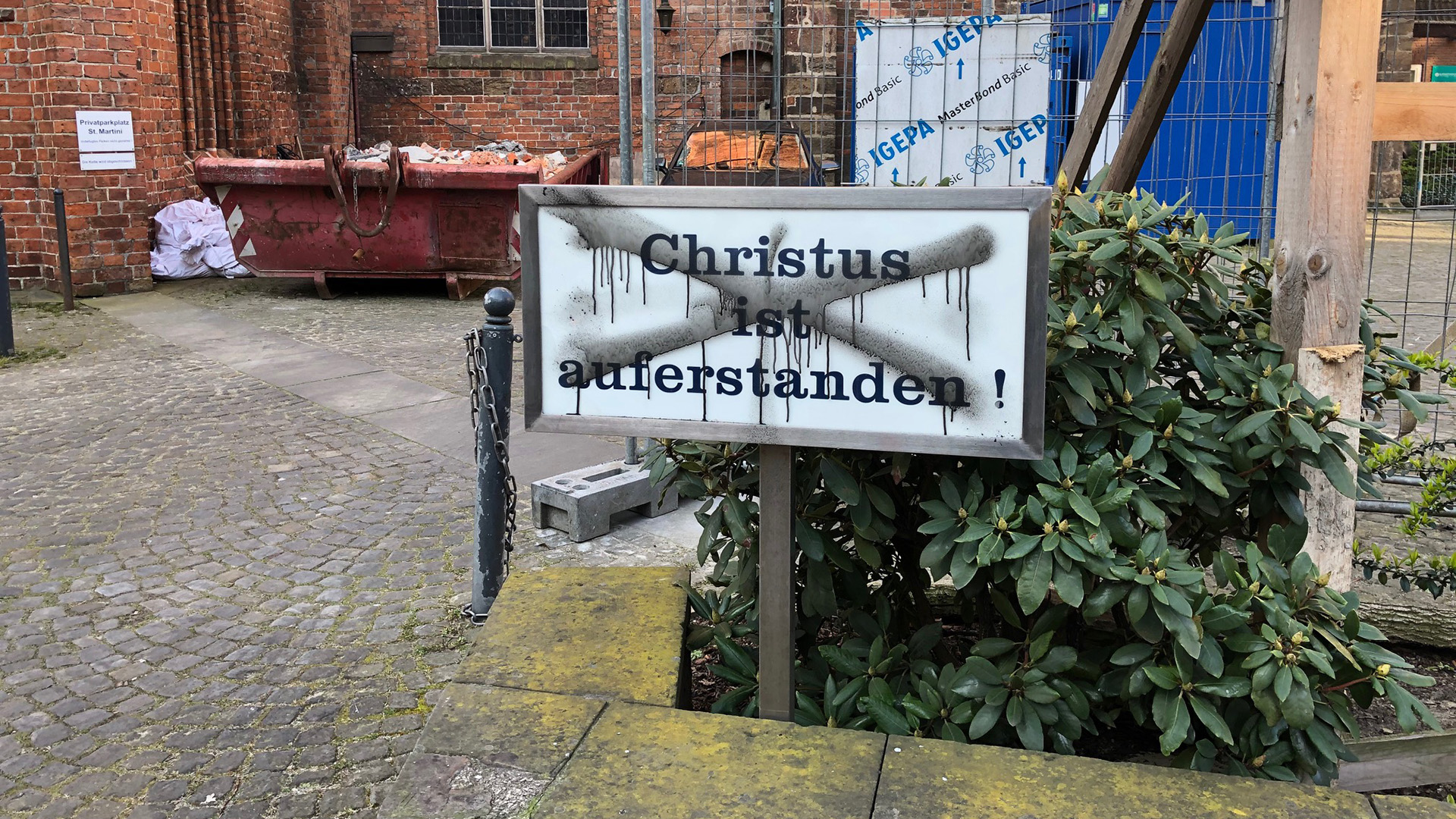 Unbekannte haben Schilder der St.-Martini-Gemeinde übersprüht