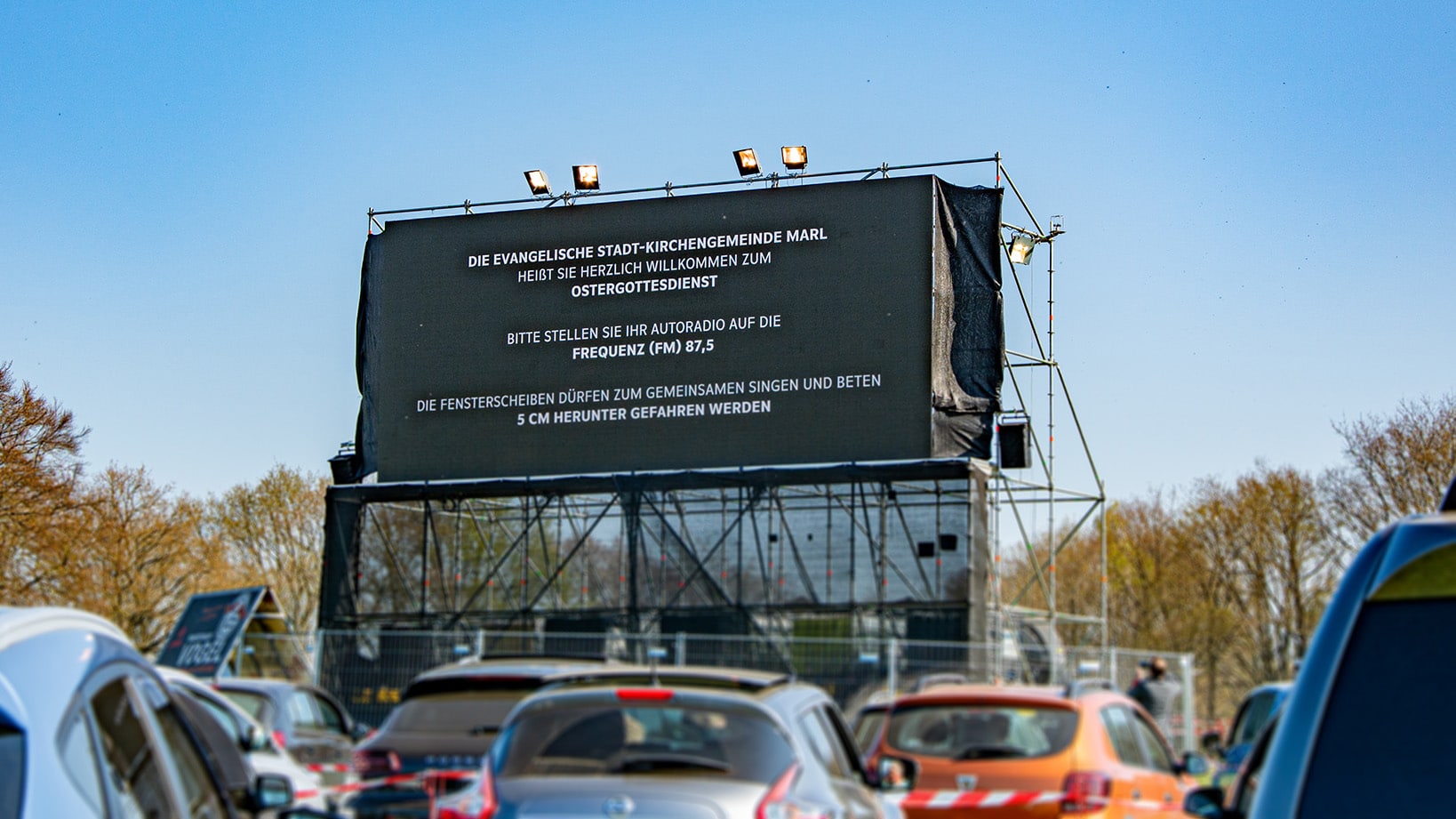 Der Ostergottesdienst im Autokino: Die evangelische Stadtkirchengemeinde Marl fand einen Weg, sich Ostern trotzdem treffen zu können